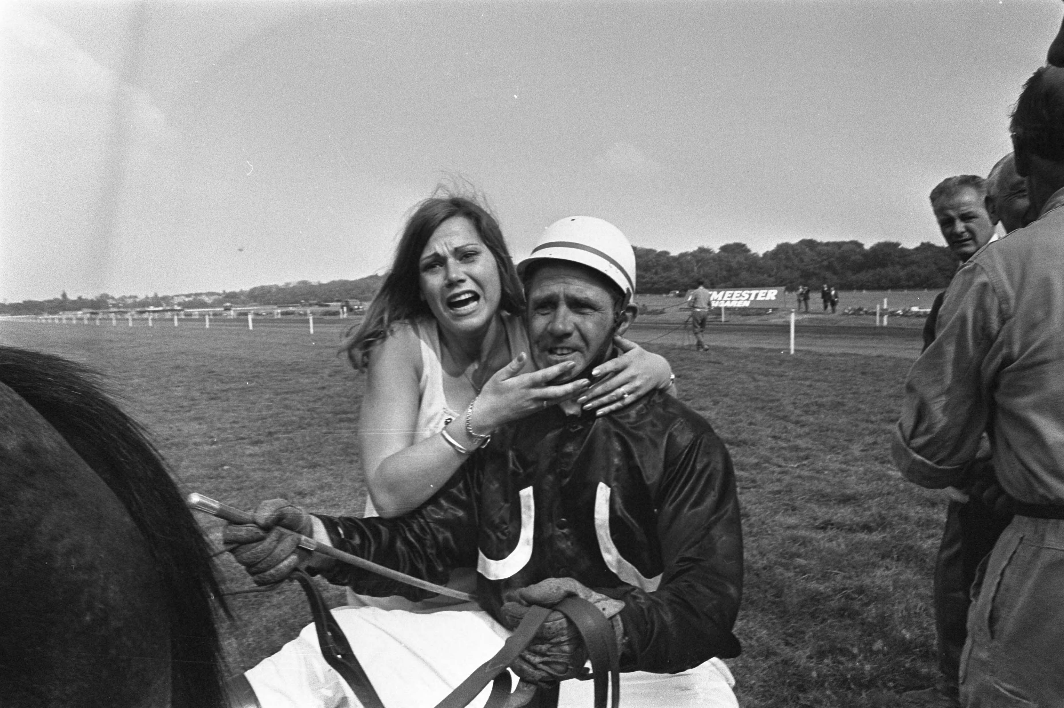 Fotocollectie Anefo — Derby voor dravers op Duindigt; winnaar "Ironie" met berijder M. Vergay — Foto: Mieremet, Rob / Anefo. Licentie: Set B: Rechtenvrij / Publiek Domein. Bron: Nationaal Archief. http://hdl.handle.net/10648/ab9e752e-d0b4-102d-bcf8-003048976d84