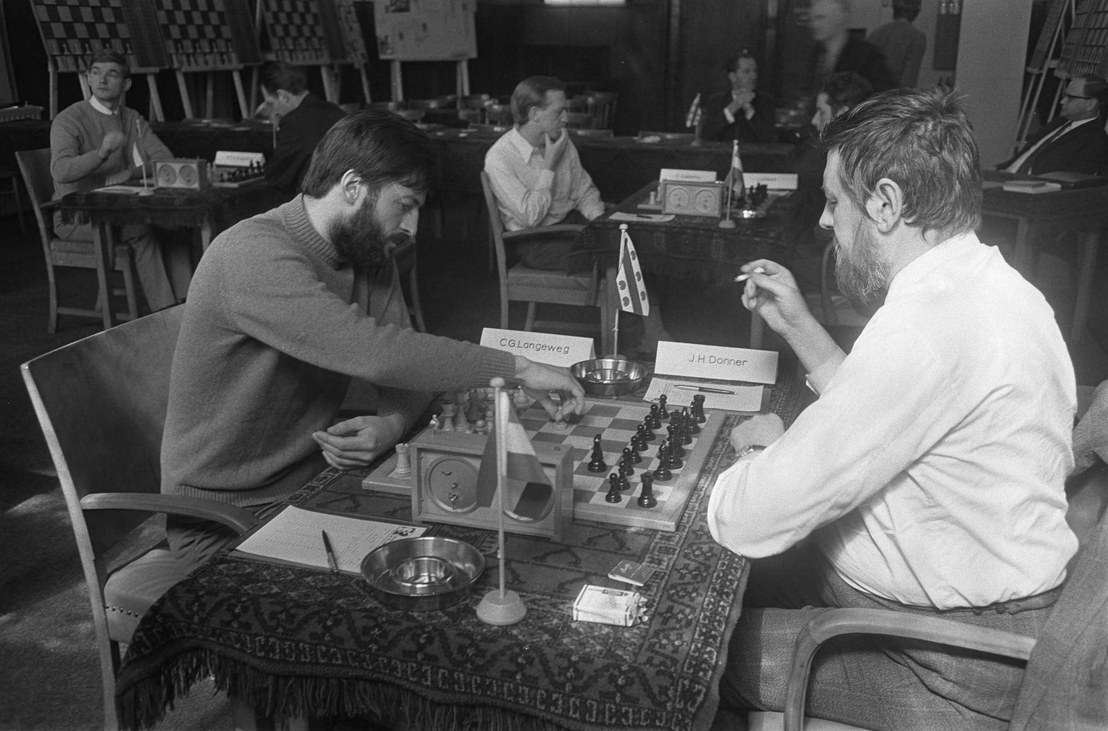 Fotocollectie Anefo — Nationale schaakkampioenschappen te Leeuwarden Langeweg (links) tegen Donner — Foto: Koch, Eric / Anefo. Licentie: Set B: Rechtenvrij / Publiek Domein. Bron: Nationaal Archief. http://hdl.handle.net/10648/ab64c054-d0b4-102d-bcf8-003048976d84