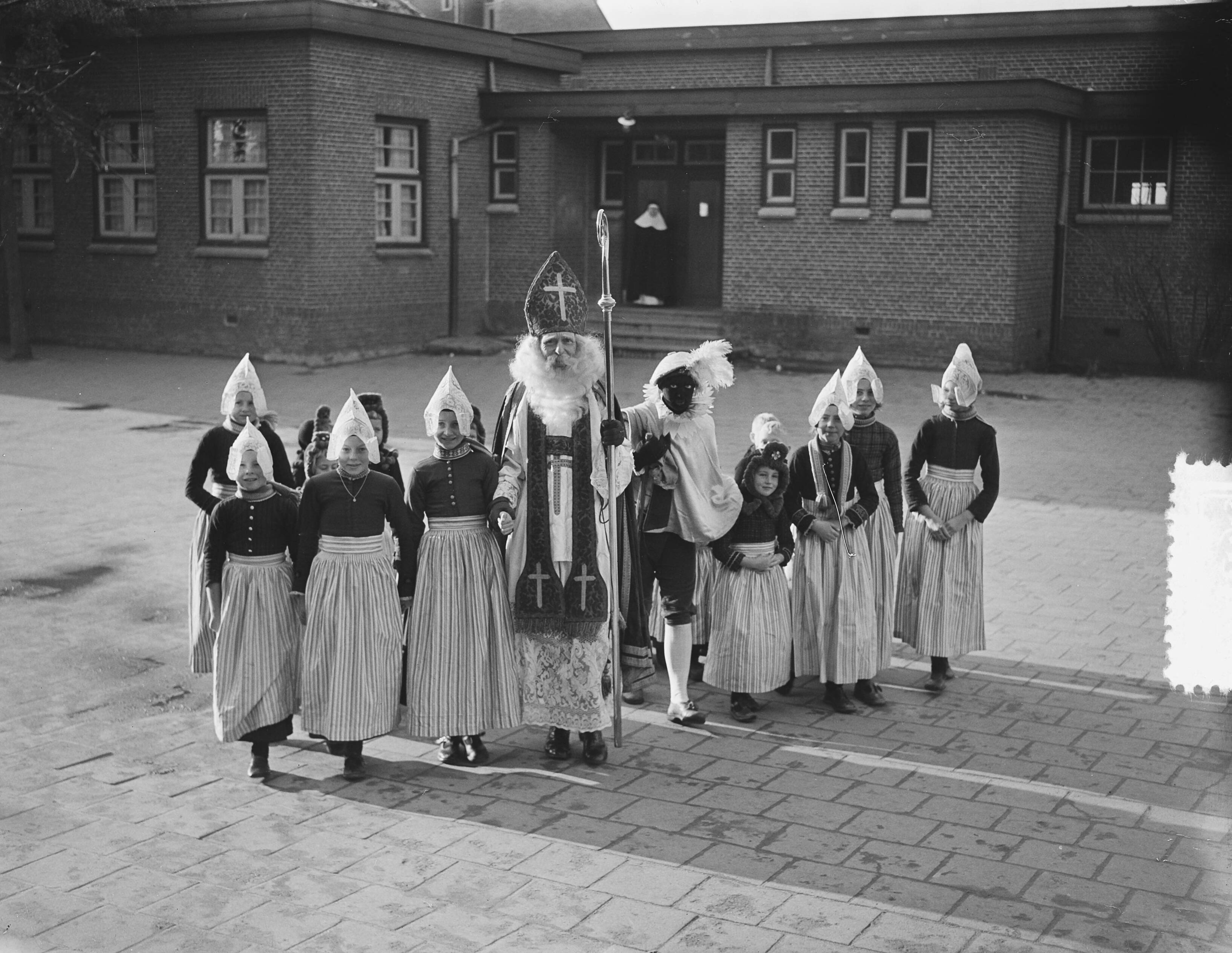 Sint Nicolaas bezoekt school in Volendam — Foto: Bilsen, Joop van / Anefo. — Licentie: Set B: Rechtenvrij / Publiek Domein. Bron: Nationaal Archief. http://hdl.handle.net/10648/a902fea2-d0b4-102d-bcf8-003048976d84