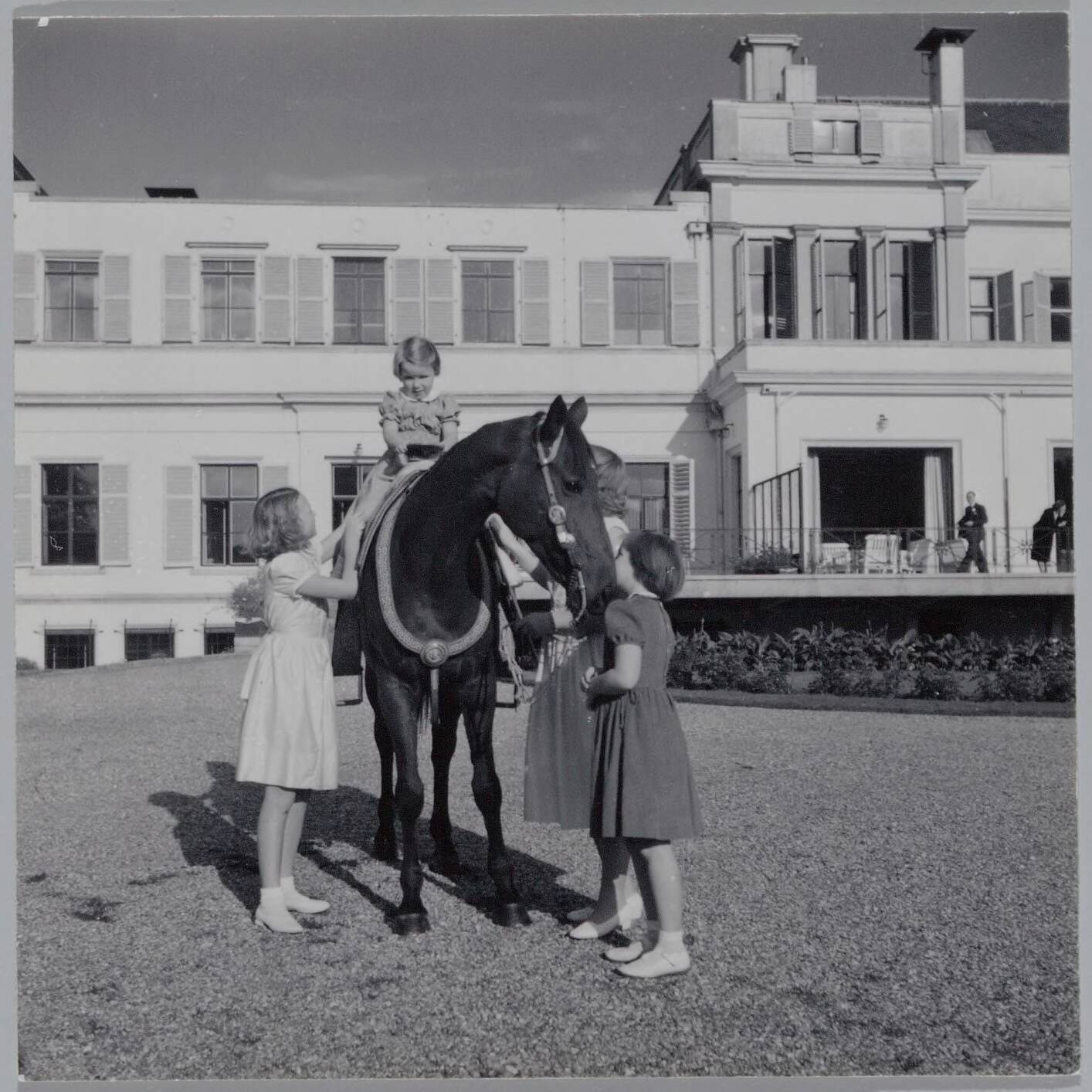 Fotocollectie RVD / Koninklijk Huis — De prinsessen Beatrix, Irene, Margriet en Marijke bij Paleis Soestdijk. Prinses Marijke zit op een paard — Foto: Onbekend / RVD. Licentie: Set B: Rechtenvrij / Publiek Domein. Bron: Nationaal Archief. http://hdl.handle.net/10648/afb05484-d0b4-102d-bcf8-003048976d84