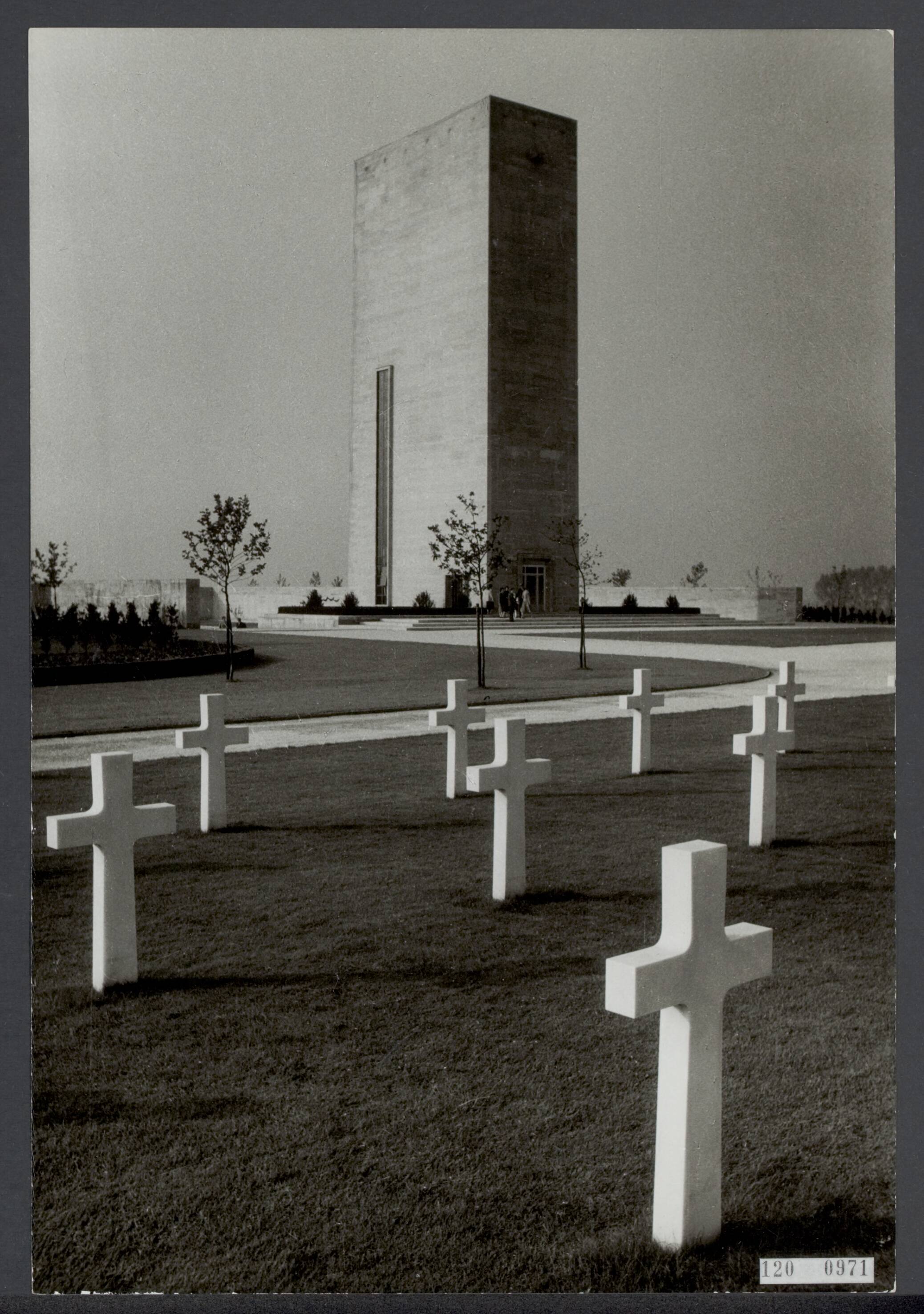Fotocollectie Rijksvoorlichtingsdienst Eigen — Amerikaans ereveld te Margraten — Foto: Lahaye, Frans. Licentie: Set B: Rechtenvrij / Publiek Domein. Bron: Nationaal Archief. http://hdl.handle.net/10648/af220d32-d0b4-102d-bcf8-003048976d84