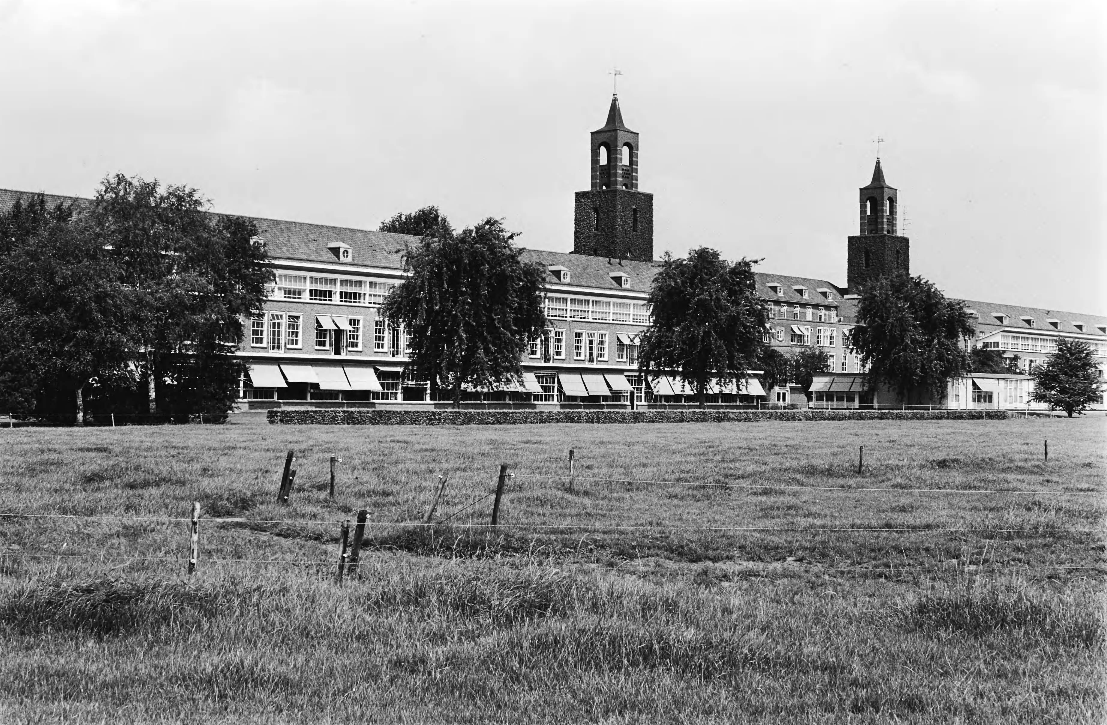 Problemen hartkliniek De Klokkenberg te Breda — Exterieur van De Klokkenberg — Foto: Antonisse, Marcel / Anefo. Licentie: Set B: Rechtenvrij / Publiek Domein. Bron: Nationaal Archief. http://hdl.handle.net/10648/ace5dcba-d0b4-102d-bcf8-003048976d84