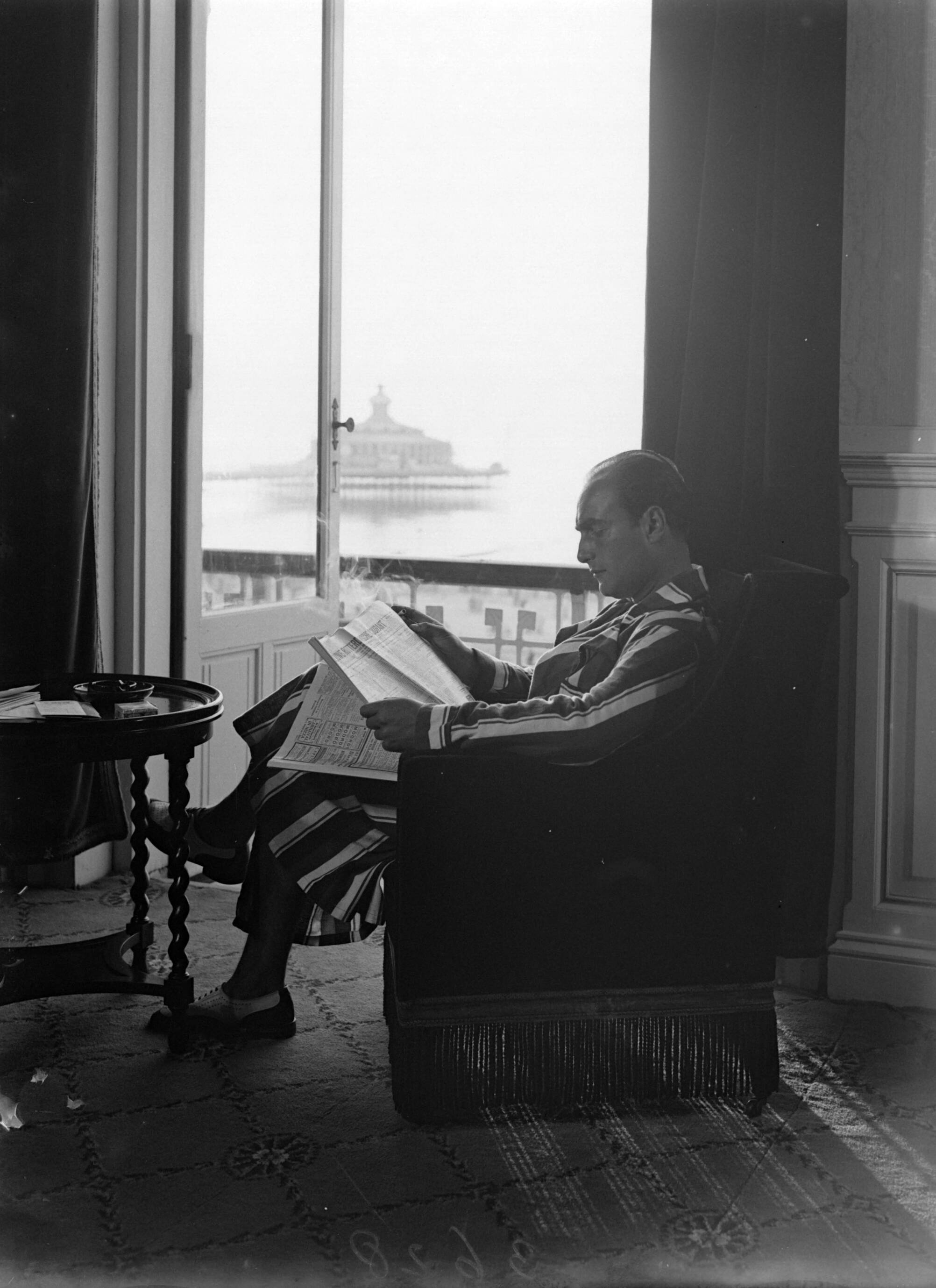 Scheveningen. — Een man (Farrar?) voor het raam van een hotelkamer van het Palace Hotel in Scheveningen — Foto: Poll, Willem van de. Licentie: Set B: Rechtenvrij / Publiek Domein. Bron: Nationaal Archief. http://hdl.handle.net/10648/ae9ab8f0-d0b4-102d-bcf8-003048976d84