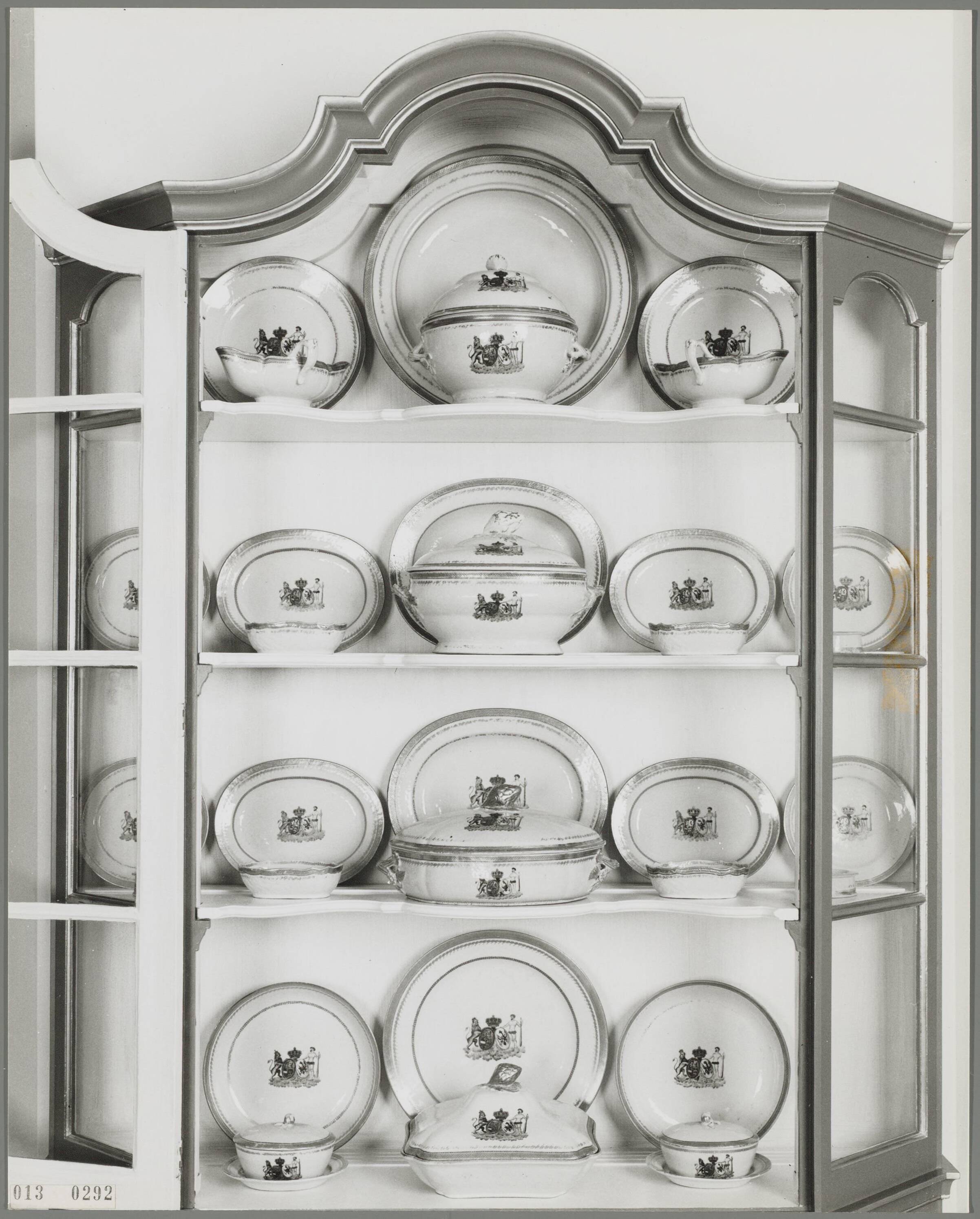 Paleis Huis ten Bosch te Den Haag — Vitrinekast met servies van Chine de commande porselein — Foto: Hofmeester, Bart / RVD. Licentie: Set B: Rechtenvrij / Publiek Domein. Bron: Nationaal Archief. http://hdl.handle.net/10648/afa8680a-d0b4-102d-bcf8-003048976d84