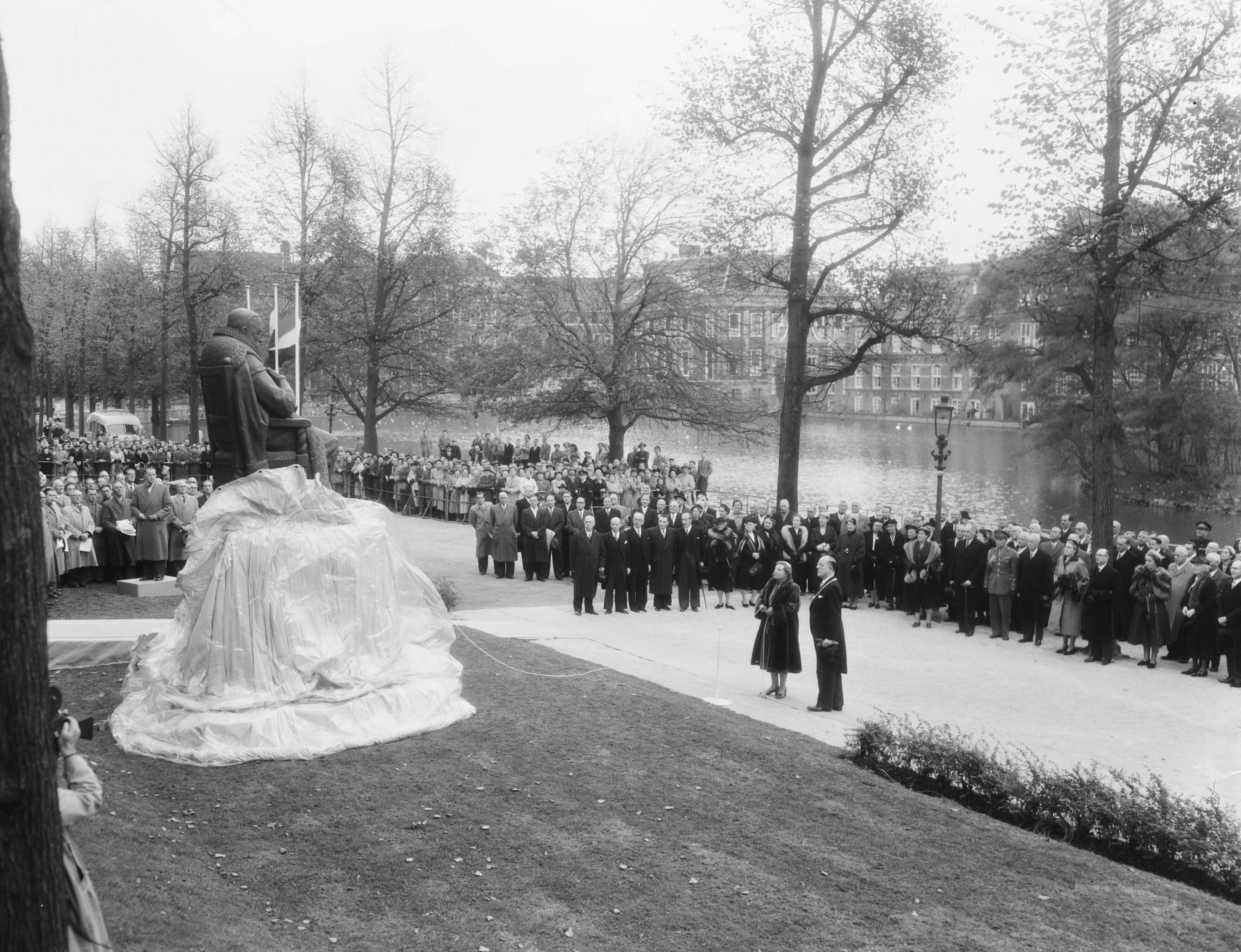 Fotocollectie Anefo — Koningin Juliana onthult een standbeeld van Johan van Oldenbarneveldt in Den Haag — Foto: Duinen, G.W. van / Anefo. Licentie: Set B: Rechtenvrij / Publiek Domein. Bron: Nationaal Archief. http://hdl.handle.net/10648/a92b56ea-d0b4-102d-bcf8-003048976d84