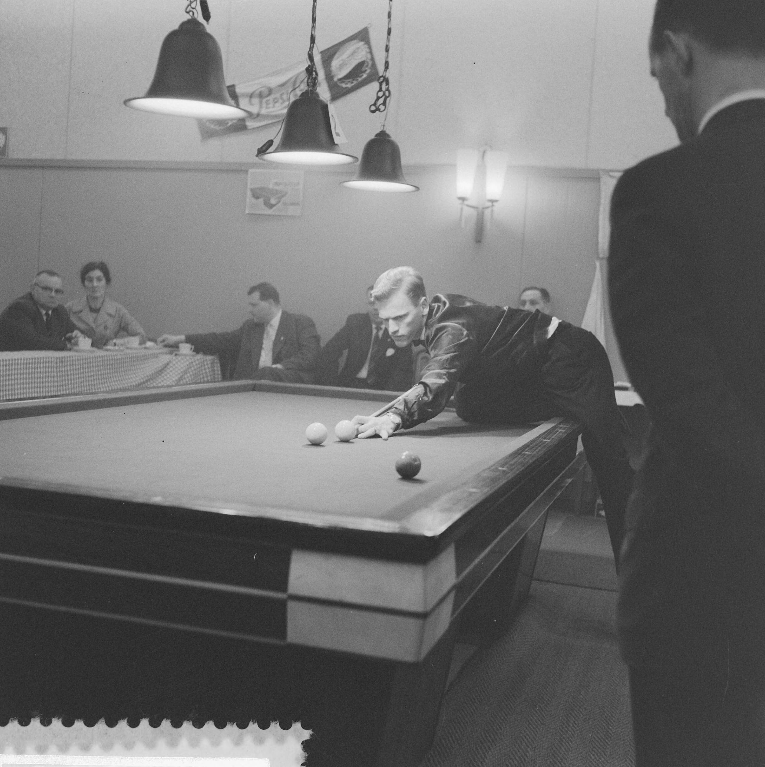 Fotocollectie Anefo — Nederlandse kampioenschap bandstoten te Breda, Hans Vultink in actie — Foto: Behrens, Herbert F. / Anefo. Licentie: Set B: Rechtenvrij / Publiek Domein. Bron: Nationaal Archief. http://hdl.handle.net/10648/a9aa8ee2-d0b4-102d-bcf8-003048976d84