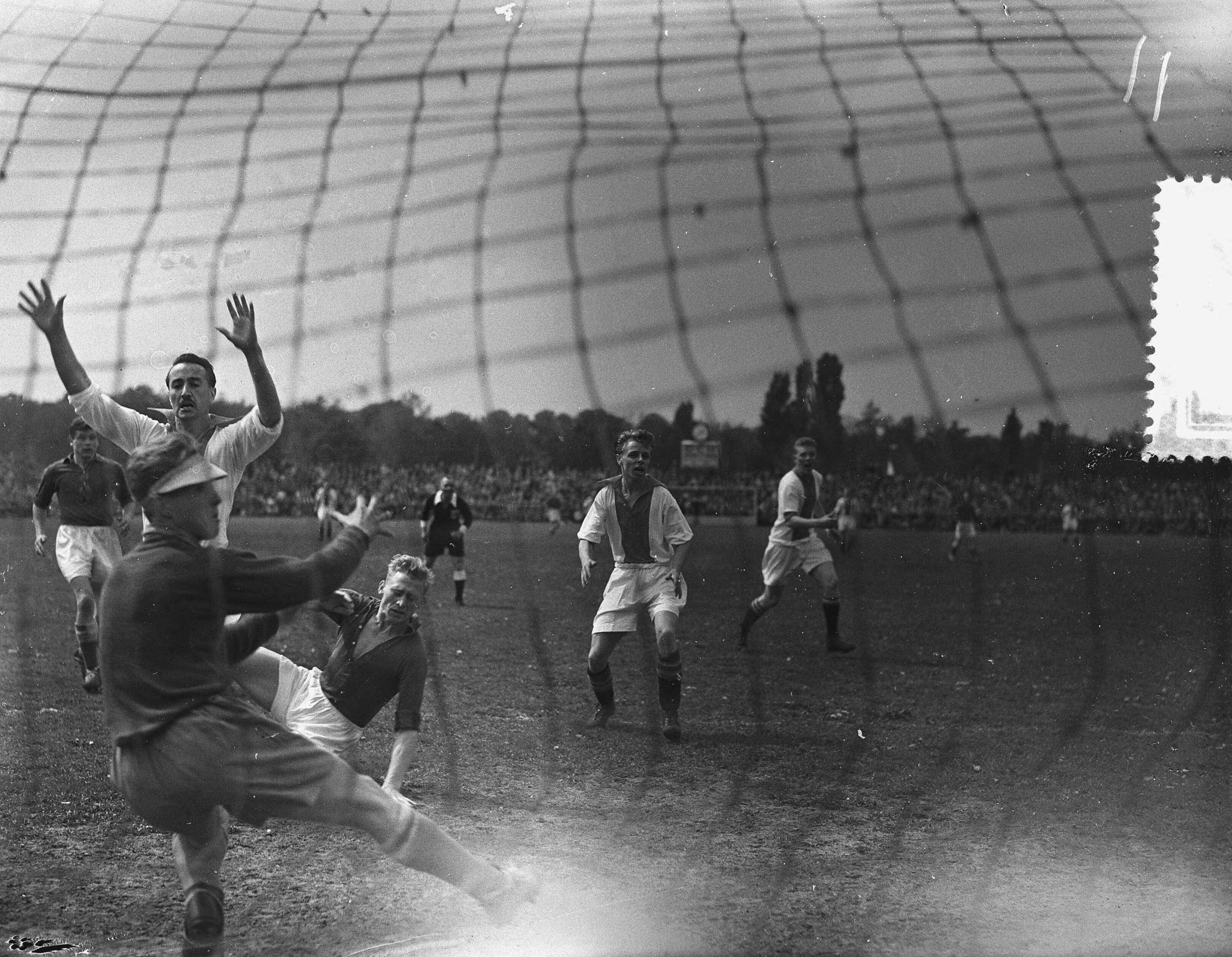 Fotocollectie Anefo — Voetbal. RCH tegen Ajax 3-3. Spelmoment — Foto: Bilsen, Joop van / Anefo. Licentie: Set B: Rechtenvrij / Publiek Domein. Bron: Nationaal Archief. http://hdl.handle.net/10648/a9227d72-d0b4-102d-bcf8-003048976d84