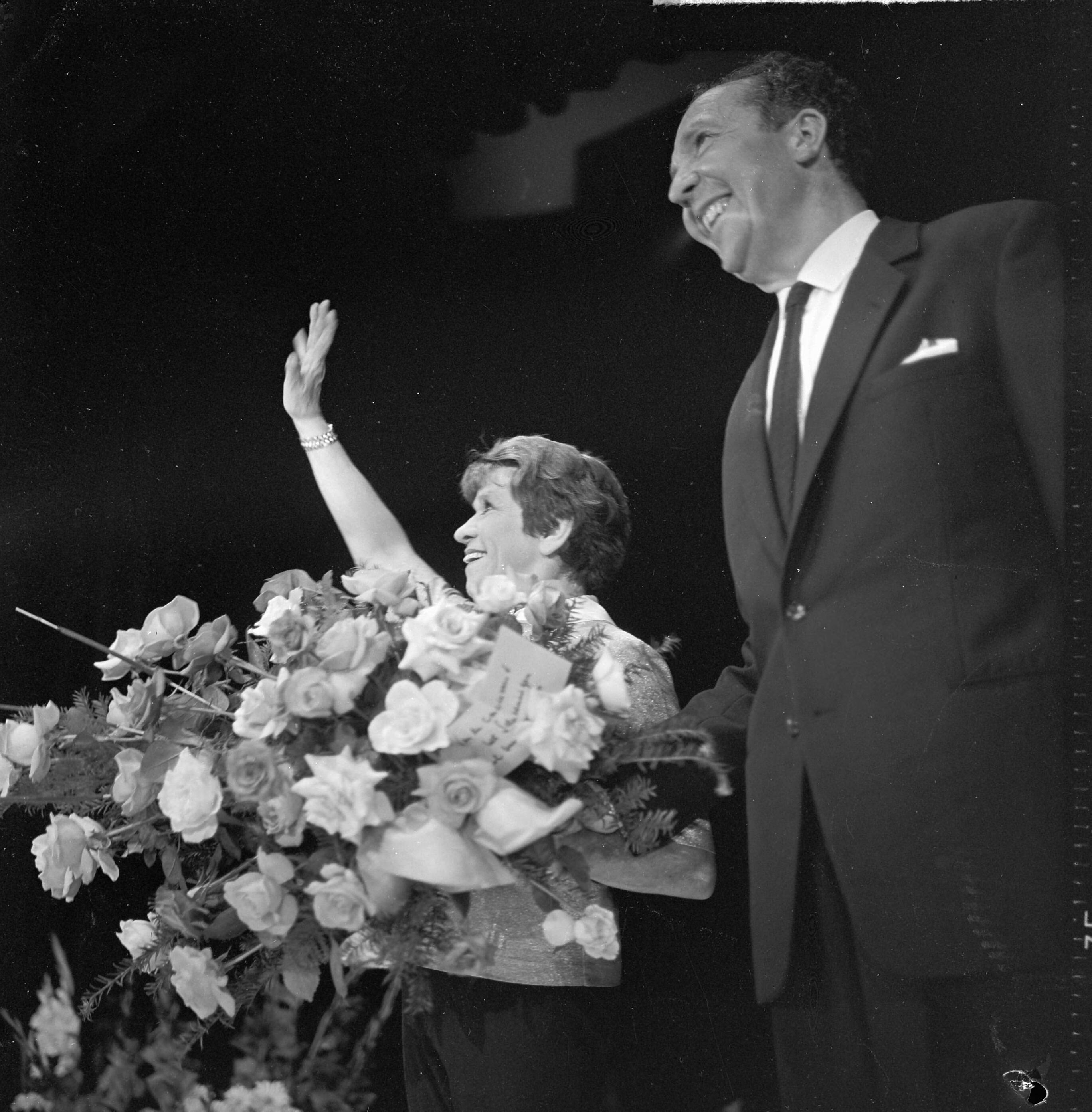 Fotocollectie Anefo — Première Wim Kan cabaret in Den Haag, bloemenhulde voor Corry Vonk en Wim Kan — Foto: Koch, Eric / Anefo. Licentie: Set B: Rechtenvrij / Publiek Domein. Bron: Nationaal Archief. http://hdl.handle.net/10648/aa72c4ac-d0b4-102d-bcf8-003048976d84