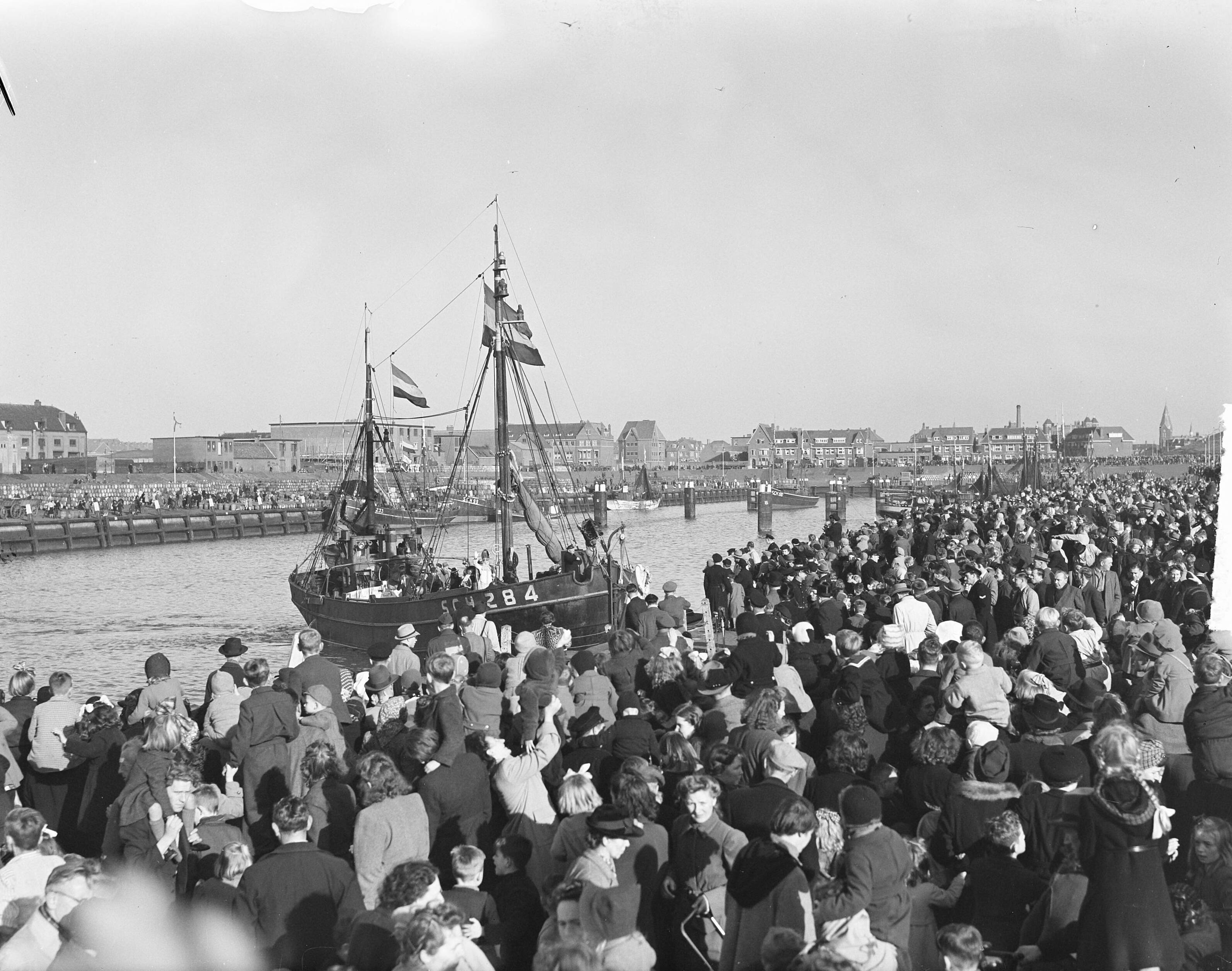 Fotocollectie Anefo — Aankomst Sint Nicolaas Scheveningen — Foto: Noske, J.D. / Anefo. Licentie: Set B: Rechtenvrij / Publiek Domein. Bron: Nationaal Archief. http://hdl.handle.net/10648/a8c0181c-d0b4-102d-bcf8-003048976d84