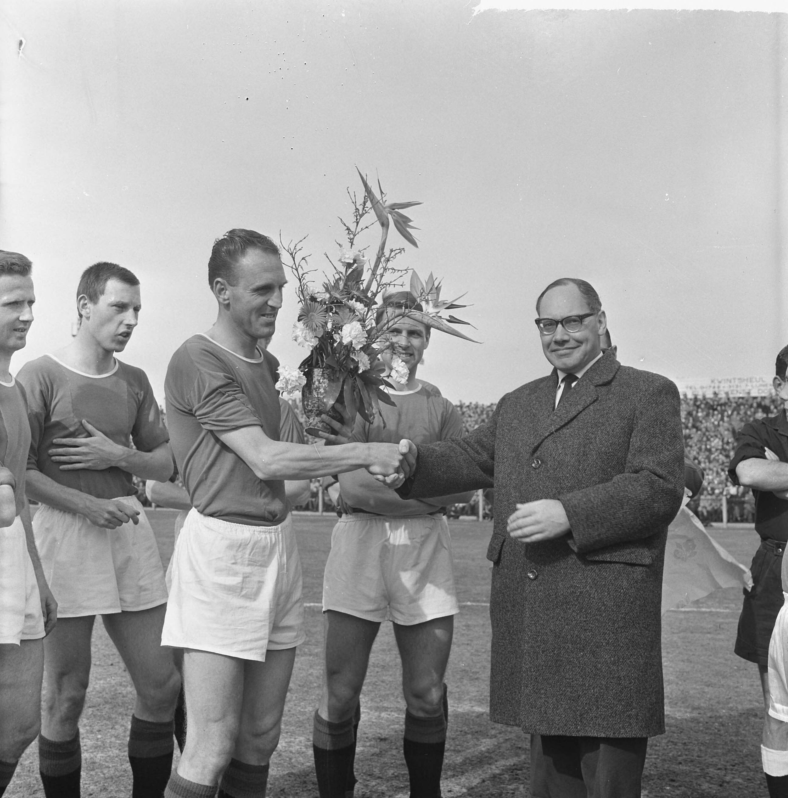 Fotocollectie Anefo — Voetbal. ADO tegen Ajax 2-2. Carol Schuurman speelde 250ste wedstrijd voor ADO. Schuurman krijgt bloemen van de voorzitter — Foto: Koch, Eric / Anefo. Licentie: Set B: Rechtenvrij / Publiek Domein. Bron: Nationaal Archief. http://hdl.handle.net/10648/aa324864-d0b4-102d-bcf8-003048976d84