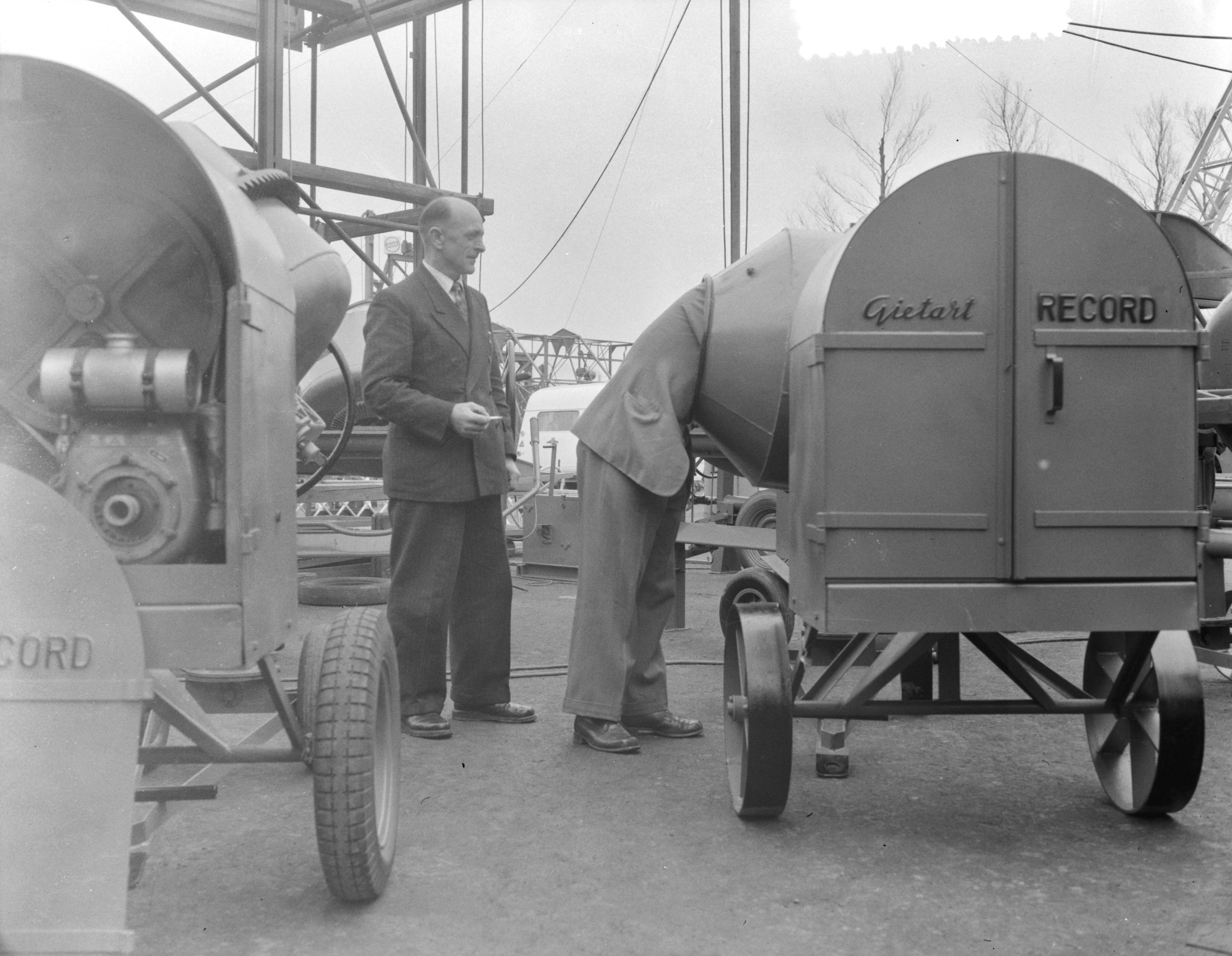 Fotocollectie Anefo — Opening Jaarbeurs Utrecht, een man kijk in het binnenste van een betonmolen (buitenexpositie) — Foto: Pot, Harry / Anefo. Licentie: Set B: Rechtenvrij / Publiek Domein. Bron: Nationaal Archief. http://hdl.handle.net/10648/a9320274-d0b4-102d-bcf8-003048976d84