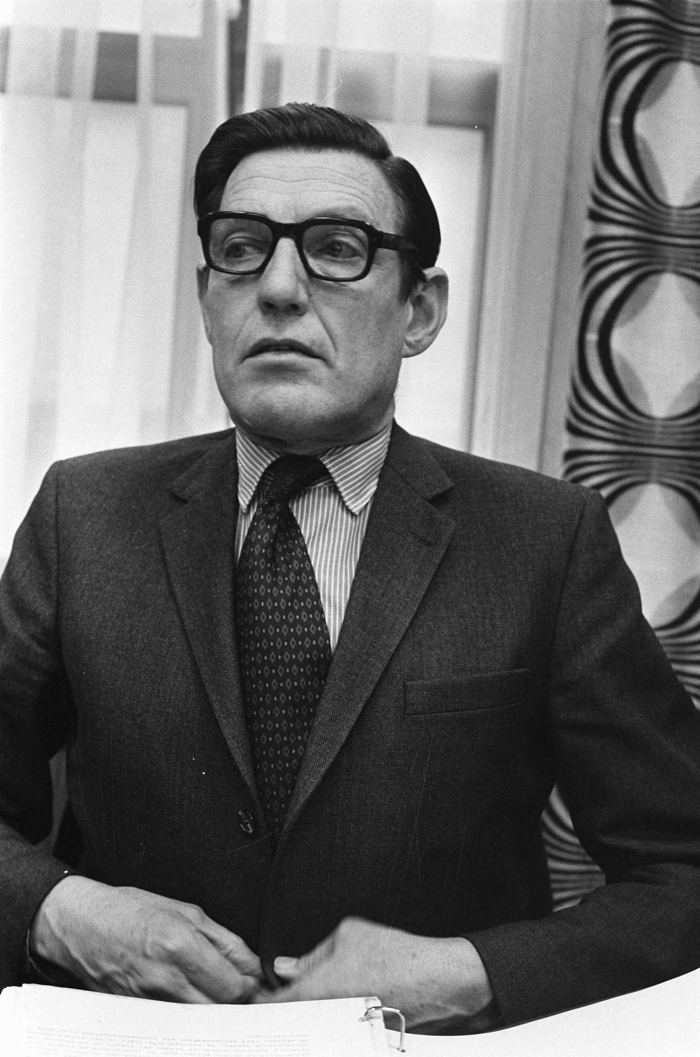 Fotocollectie Anefo — Hoorzitting Kamercommissie Economische Zaken met oliemaatschappijen in Den Haag ; nr. 15, 16 Heer Montijn (directeur Shell-Nederland) (kop) / — Foto: Verhoeff, Bert / Anefo. Licentie: Set B: Rechtenvrij / Publiek Domein. Bron: Nationaal Archief. http://hdl.handle.net/10648/ac63da9e-d0b4-102d-bcf8-003048976d84