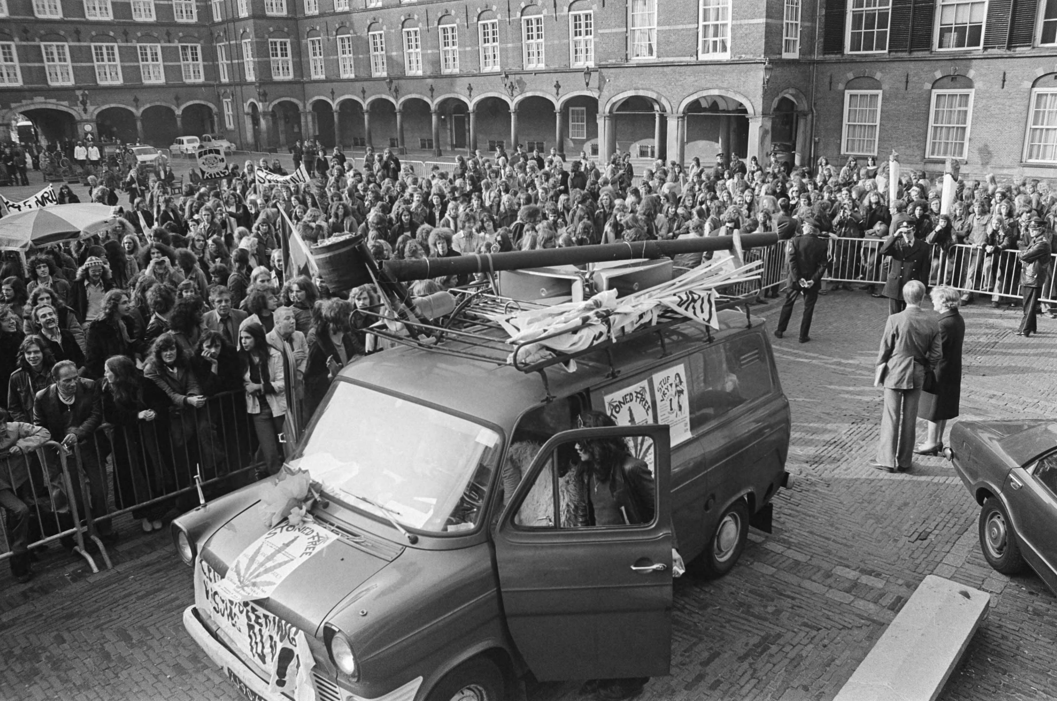 Fotocollectie Anefo — Demonstratie voor hasj-legalisering, Den Haag in demonstrantenauto en overzicht — Foto: Croes, Rob C. / Anefo. Licentie: Set B: Rechtenvrij / Publiek Domein. Bron: Nationaal Archief. http://hdl.handle.net/10648/ac75ff26-d0b4-102d-bcf8-003048976d84