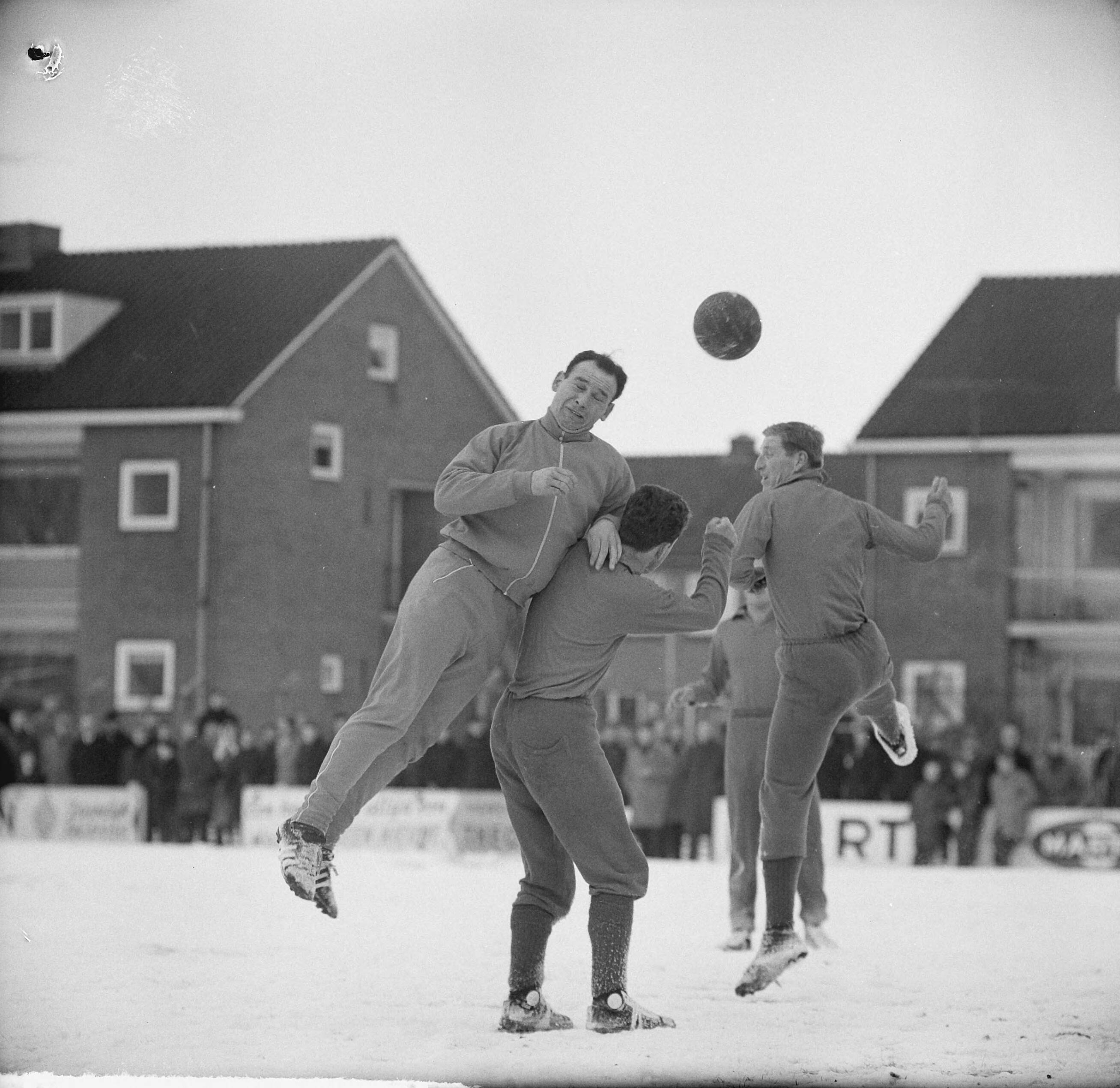 Fotocollectie Anefo — Voetbal. KFC tegen DWS 1-5. Spelmoment — Foto: Nijs, Jac. de / Anefo. Licentie: Set B: Rechtenvrij / Publiek Domein. Bron: Nationaal Archief. http://hdl.handle.net/10648/aa287c80-d0b4-102d-bcf8-003048976d84