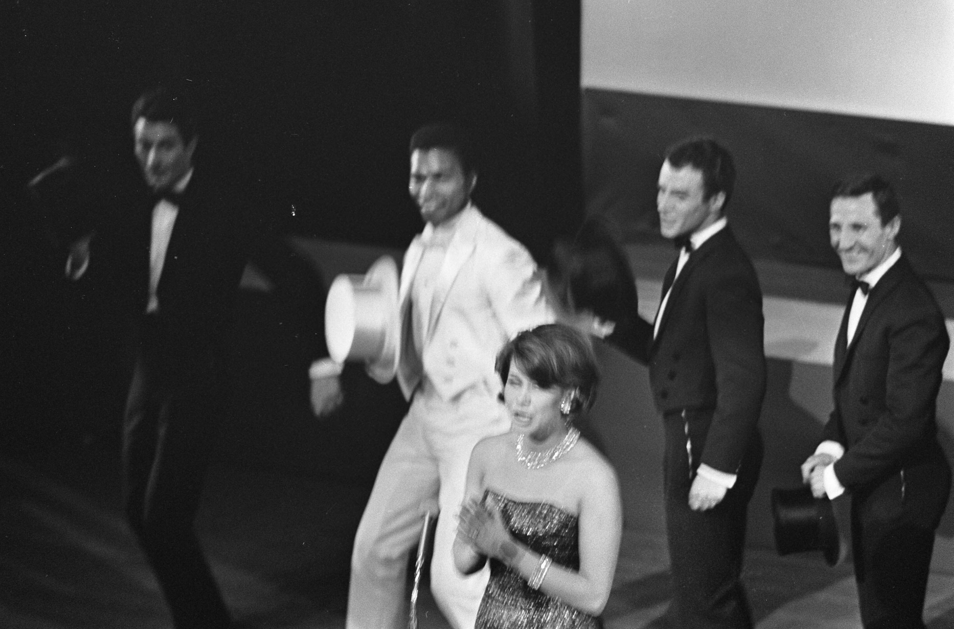 Fotocollectie Anefo — Snip en Snap revue gaat in première, Anneke Gronloh en Donald Jones en de Carden Singers — Foto: Koch, Eric / Anefo. Licentie: Set B: Rechtenvrij / Publiek Domein. Bron: Nationaal Archief. http://hdl.handle.net/10648/aab29924-d0b4-102d-bcf8-003048976d84
