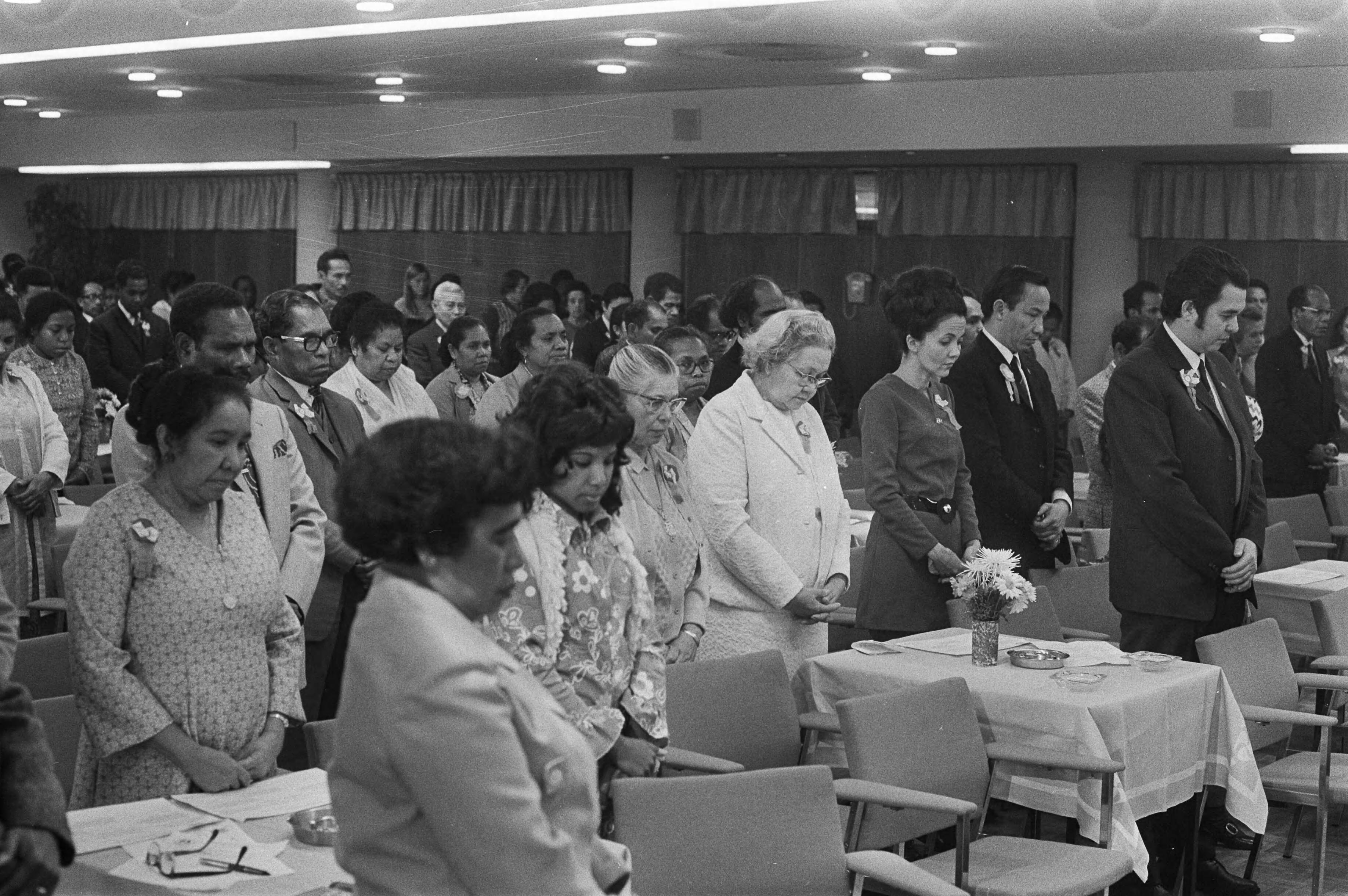 Fotocollectie Anefo — 10-jarig herdenking installatie Nieuw Guinea Raad in Congresgebouw Den Haag. Overzicht zaal — Foto: Verhoeff, Bert / Anefo. Licentie: Set B: Rechtenvrij / Publiek Domein. Bron: Nationaal Archief. http://hdl.handle.net/10648/abd997f8-d0b4-102d-bcf8-003048976d84