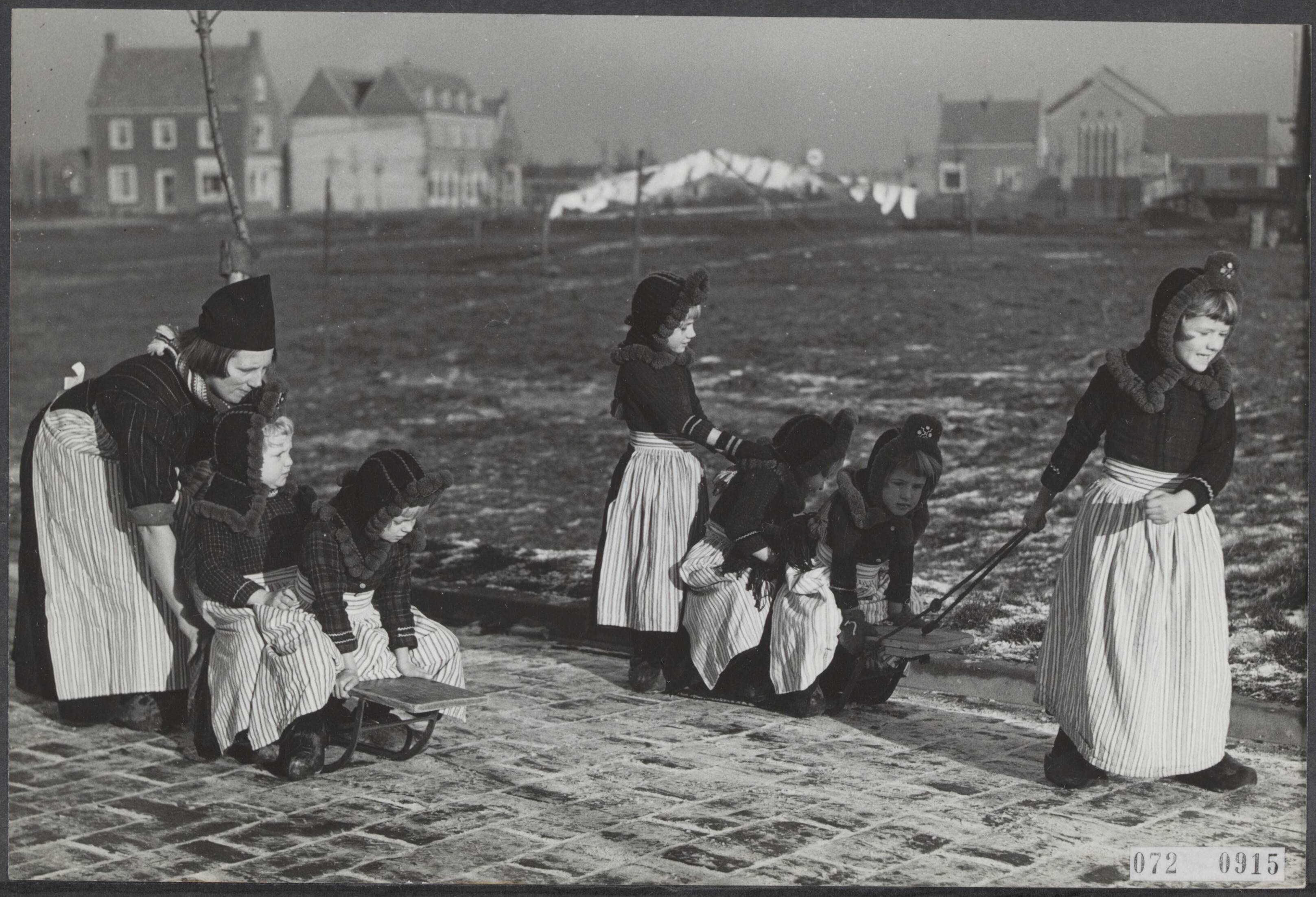 Fotocollectie Elsevier Binnenland — IJzelfeest op straten in Volendam — Foto: Duinen, G.W. van / Anefo. Licentie: Set B: Rechtenvrij / Publiek Domein. Bron: Nationaal Archief. http://hdl.handle.net/10648/ae11d9b8-d0b4-102d-bcf8-003048976d84