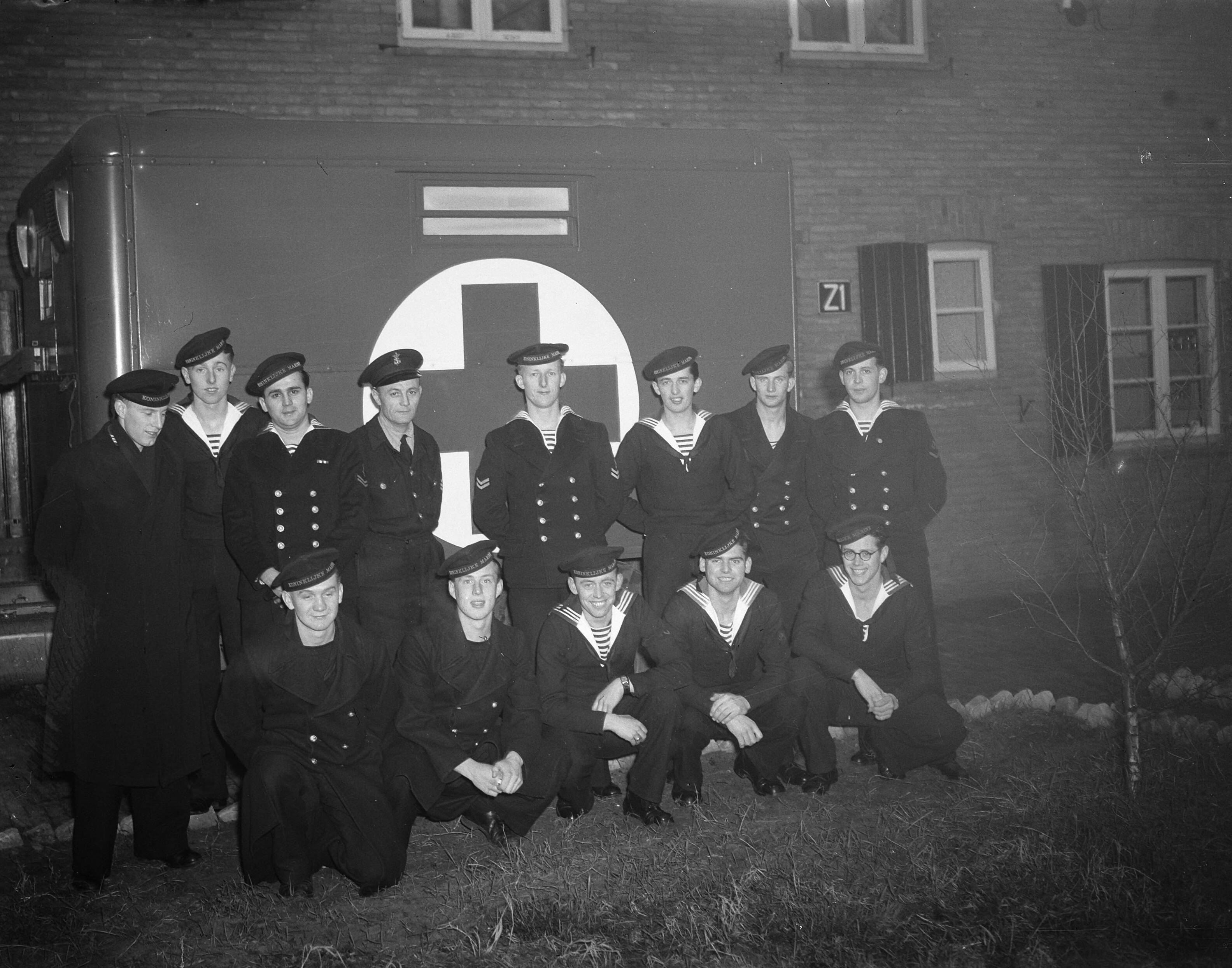 Fotocollectie Anefo — MOK Hilversum. Beediging doctoren. Groepje — Foto: Averink, […] / Anefo. Licentie: Set B: Rechtenvrij / Publiek Domein. Bron: Nationaal Archief. http://hdl.handle.net/10648/a8c15cfe-d0b4-102d-bcf8-003048976d84