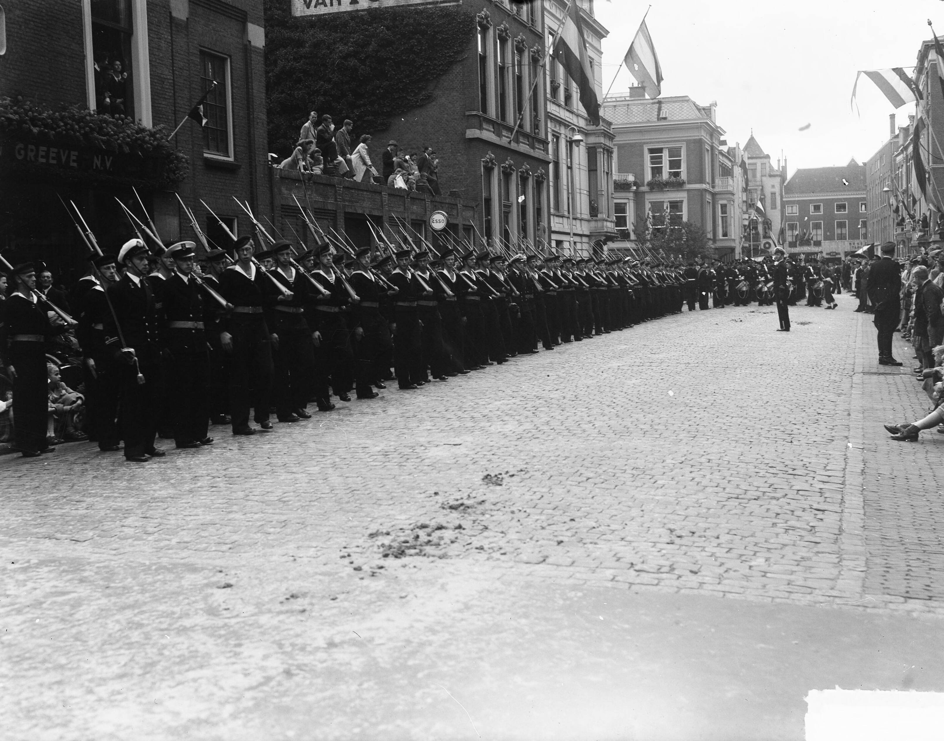 Intocht van koningin Juliana in Den Haag (1948) — Intocht Koningin Juliana in Den Haag. Erewacht van de Marine — Foto: Steenkamp, […] / Anefo. Licentie: Set B: Rechtenvrij / Publiek Domein. Bron: Nationaal Archief. http://hdl.handle.net/10648/a8bd3b9c-d0b4-102d-bcf8-003048976d84
