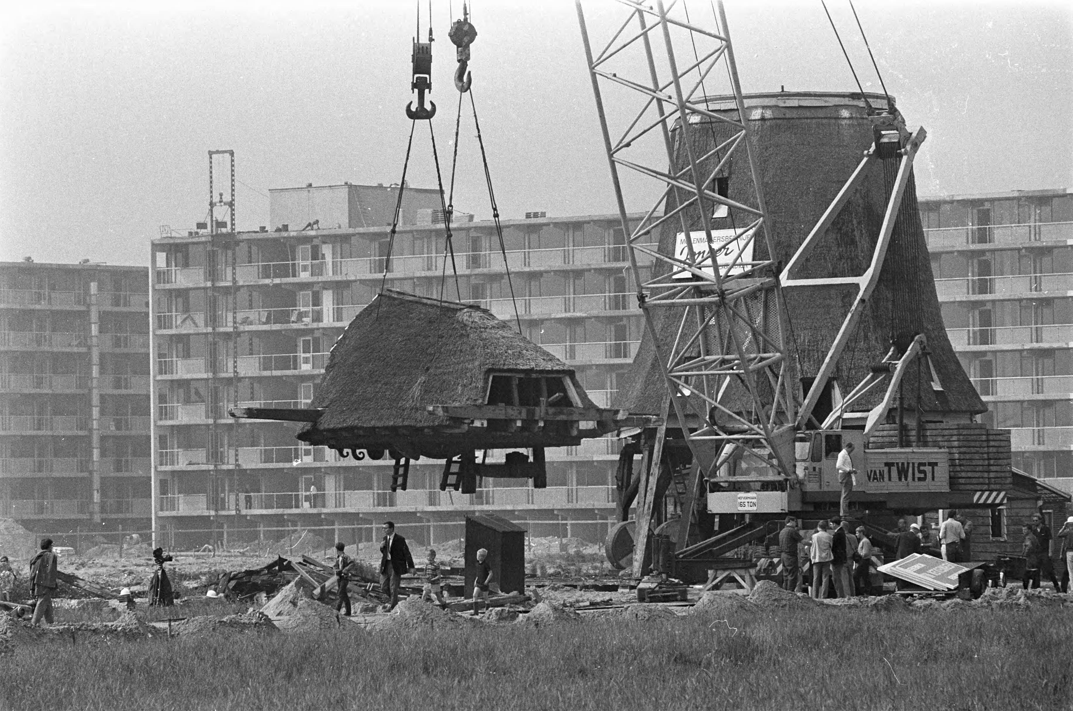 Verhuizing van de Zaanse oliemolen "de Zoeker" — De kap van de molen, hangend in de takels — Foto: Fotograaf Onbekend / Anefo. Licentie: Set B: Rechtenvrij / Publiek Domein. Bron: Nationaal Archief. http://hdl.handle.net/10648/ab48c976-d0b4-102d-bcf8-003048976d84