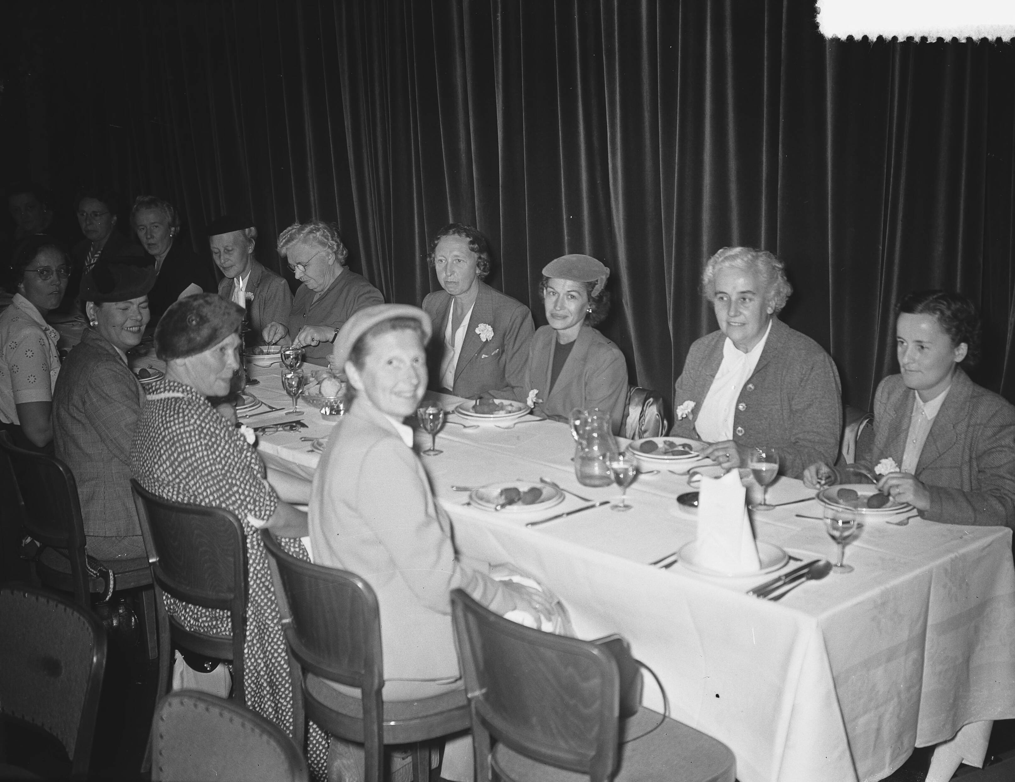 Fotocollectie Anefo — Congres van Assuradeuren te Den Haag — Foto: Bilsen, Joop van / Anefo. Licentie: Set B: Rechtenvrij / Publiek Domein. Bron: Nationaal Archief. http://hdl.handle.net/10648/a928e86a-d0b4-102d-bcf8-003048976d84