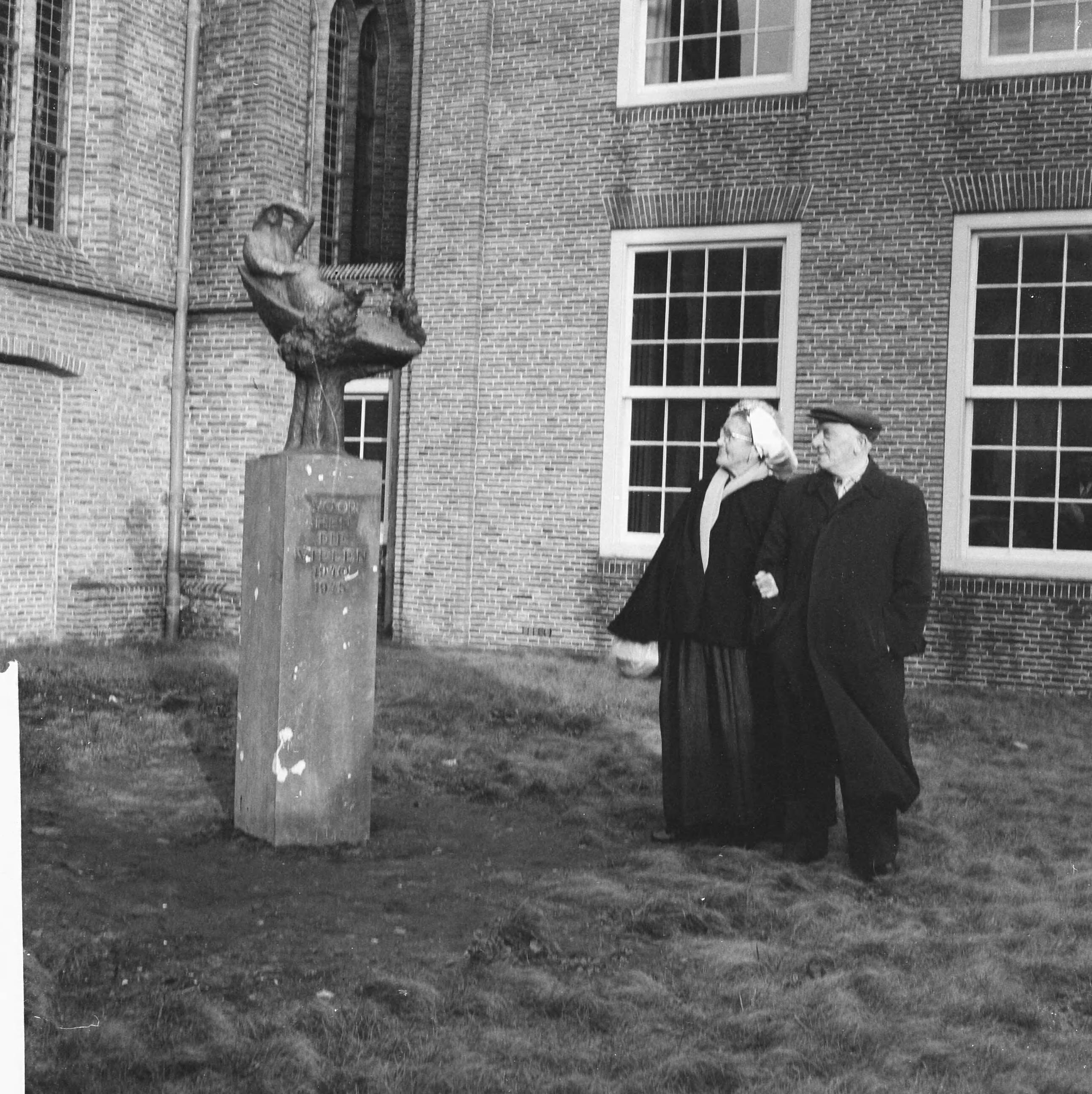 Fotocollectie Anefo — Beeldje voor omgekomen vissers bij de Oude Kerk te Scheveningen. Echtpaar bekijkt beeldje — Foto: Lindeboom, Henk / Anefo. Licentie: Set B: Rechtenvrij / Publiek Domein. Bron: Nationaal Archief. http://hdl.handle.net/10648/a9e99f10-d0b4-102d-bcf8-003048976d84