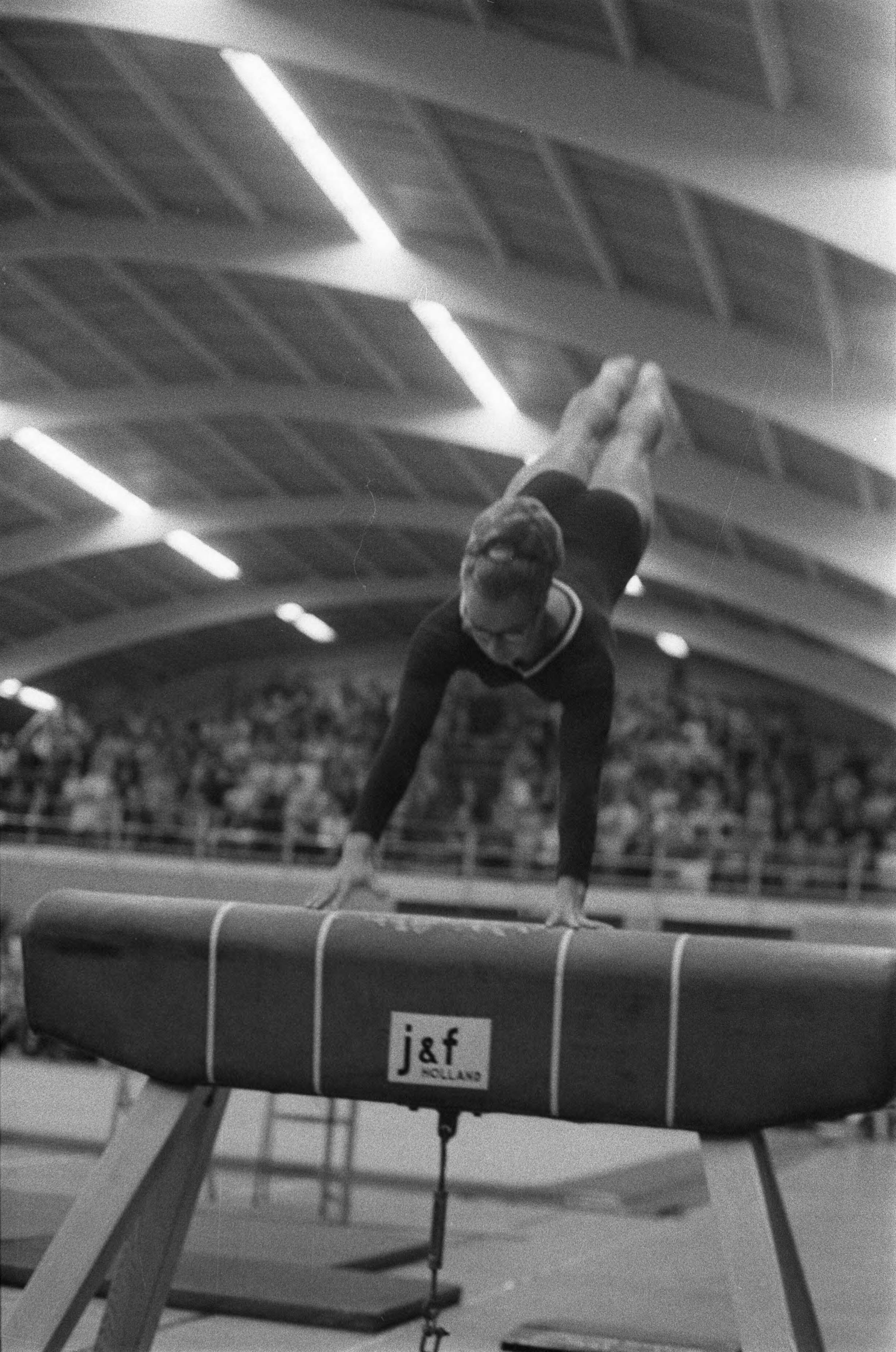 Fotocollectie Anefo — Keur turninterland Nederland tegen West-Duitsland in Groningen. Nummers 18.19 Ans Moen in aktie, 20.21 Aty van Veen in aktie — Foto: Verhoeff, Bert / Anefo. Licentie: Set B: Rechtenvrij / Publiek Domein. Bron: Nationaal Archief. http://hdl.handle.net/10648/ab7a6da0-d0b4-102d-bcf8-003048976d84