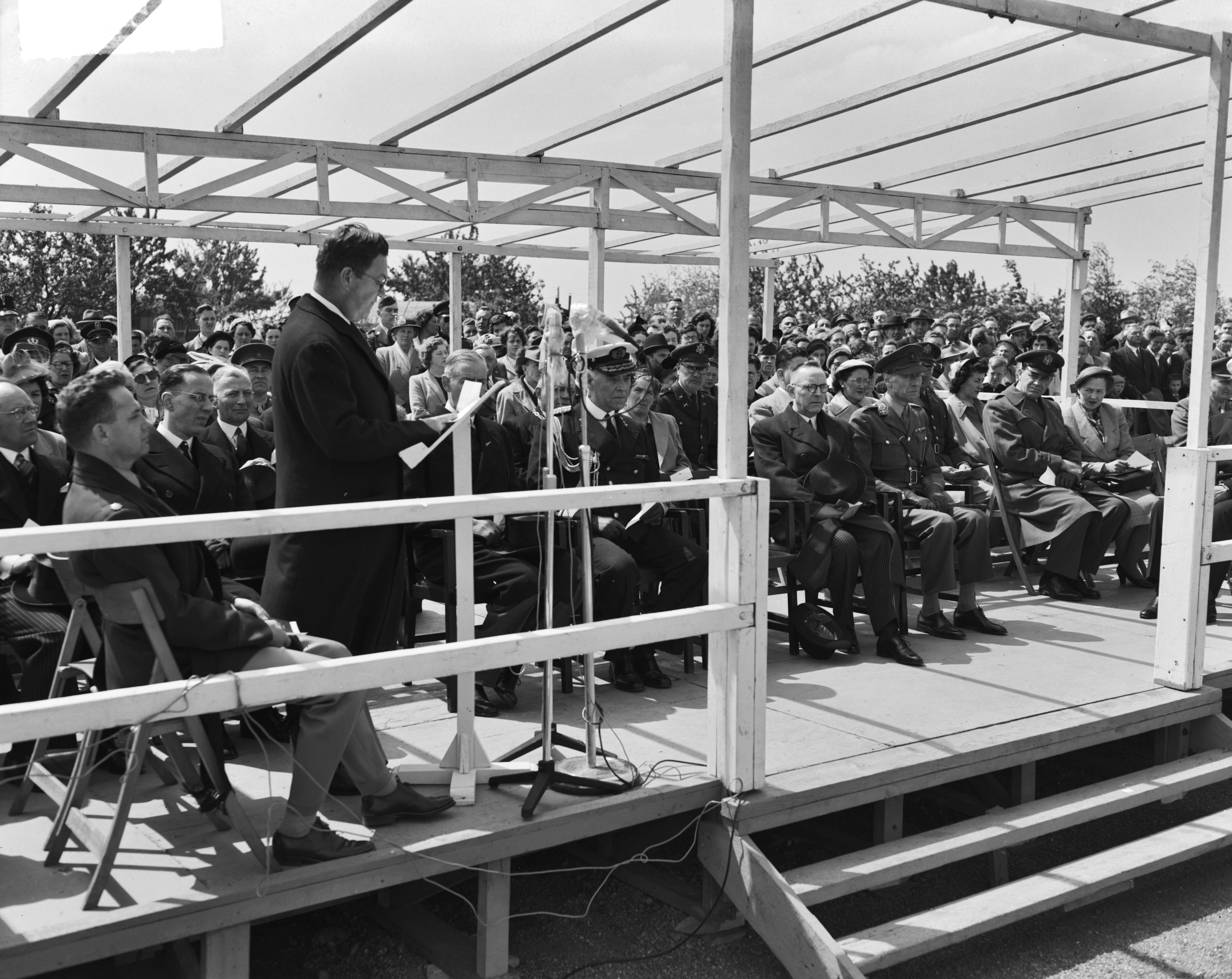 Amerikaanse herdenking op de begraafplaats Margraten — Amerikaanse herdenking op begraafplaats Margraten — Foto: Pot, Harry / Anefo. Licentie: Set B: Rechtenvrij / Publiek Domein. Bron: Nationaal Archief. http://hdl.handle.net/10648/a8eae45c-d0b4-102d-bcf8-003048976d84