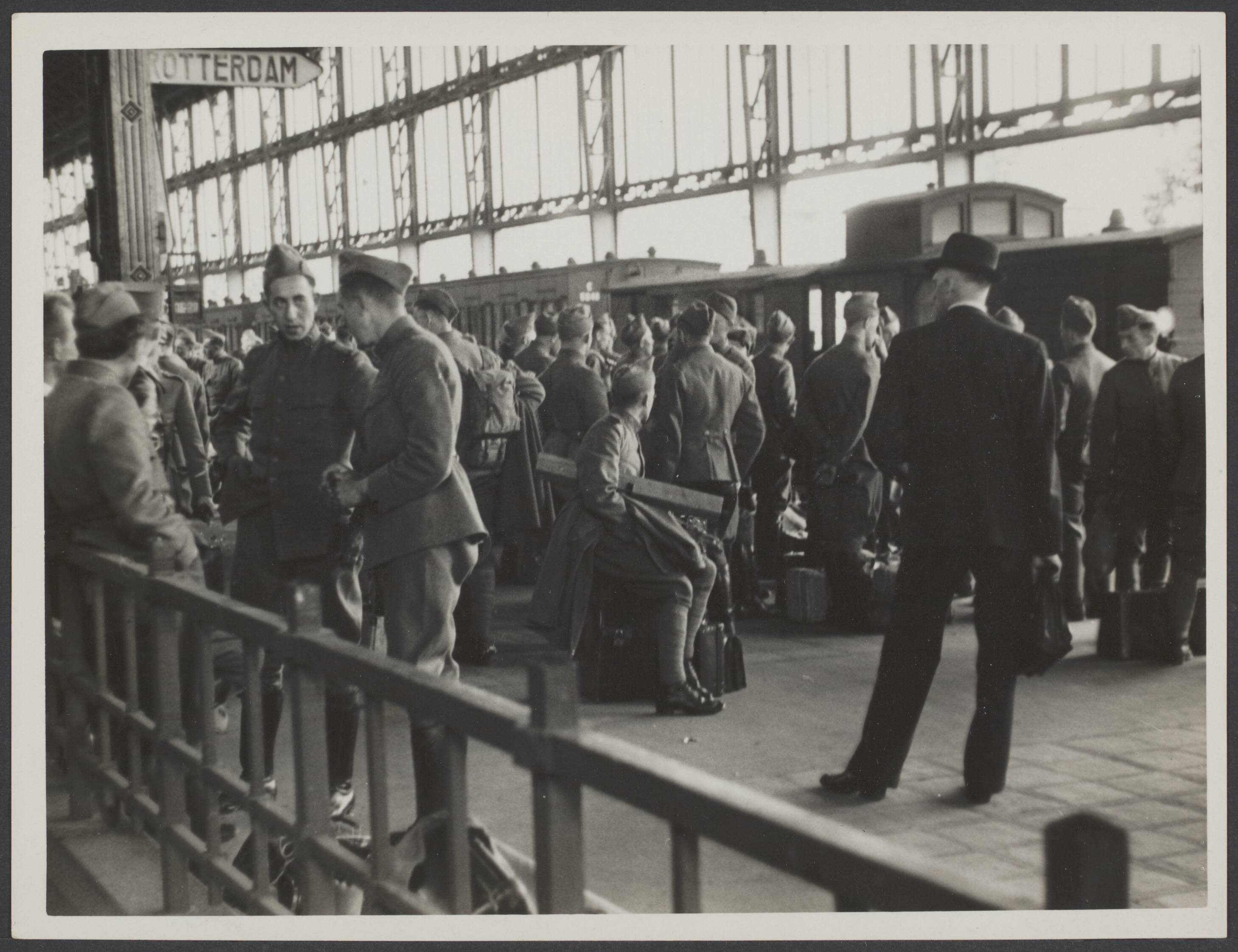 Demobilisatie 1940 — Serie: Demobllisatie Haarlem. Op het station te Haarlem — Foto: Valks, H.J.M. / Spaarnestad. Licentie: Set B: Rechtenvrij / Publiek Domein. Bron: Nationaal Archief. http://hdl.handle.net/10648/0d1c4ae5-6d2b-73a2-ce80-db2edcf5405b