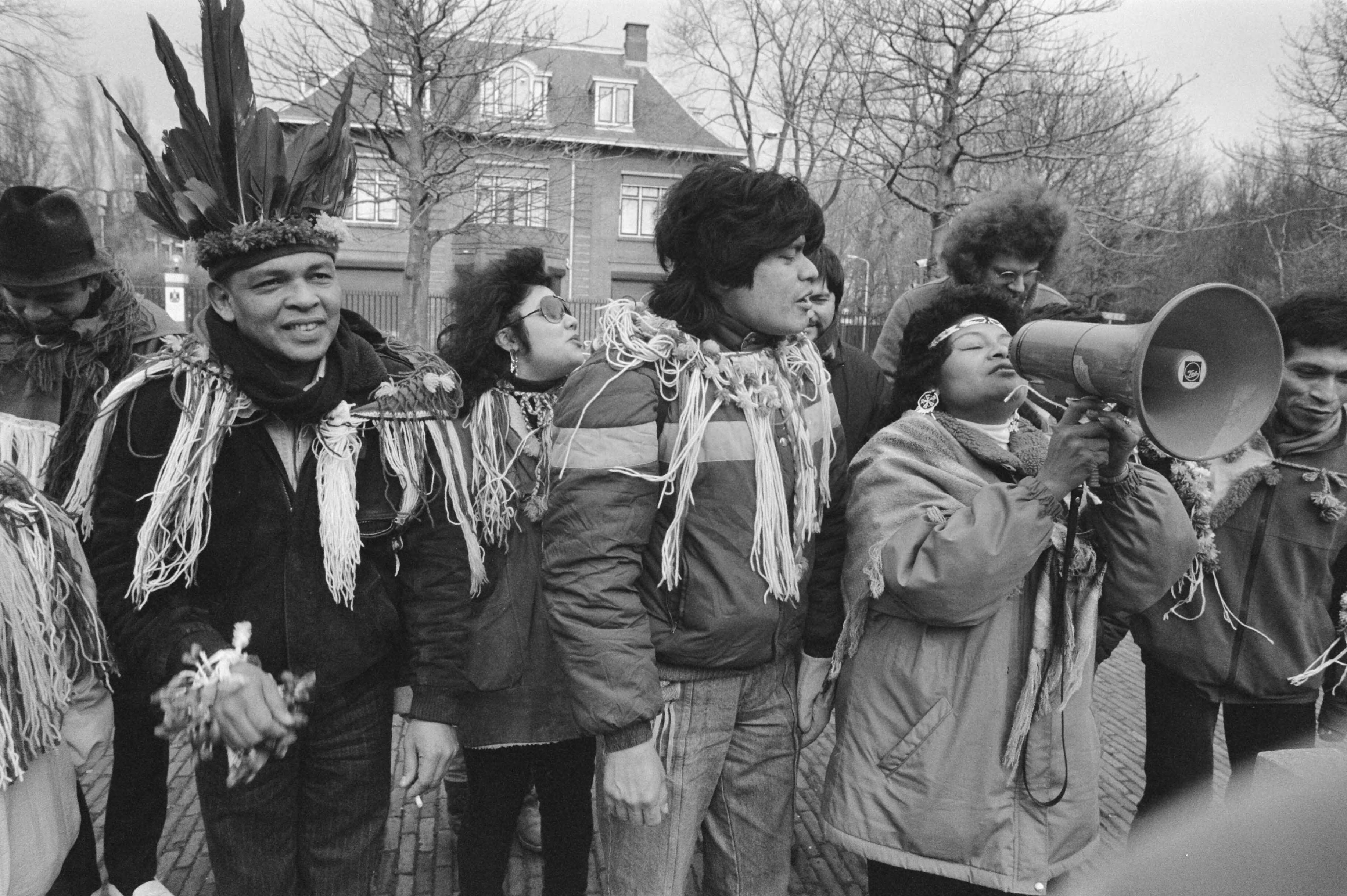 Fotocollectie Anefo — Surinaamse Indianen demonstreren voor Surinaamse ambassade in Den Haag — Foto: Bogaerts, Rob / Anefo. Licentie: Set B: Rechtenvrij / Publiek Domein. Bron: Nationaal Archief. http://hdl.handle.net/10648/ad68cefe-d0b4-102d-bcf8-003048976d84