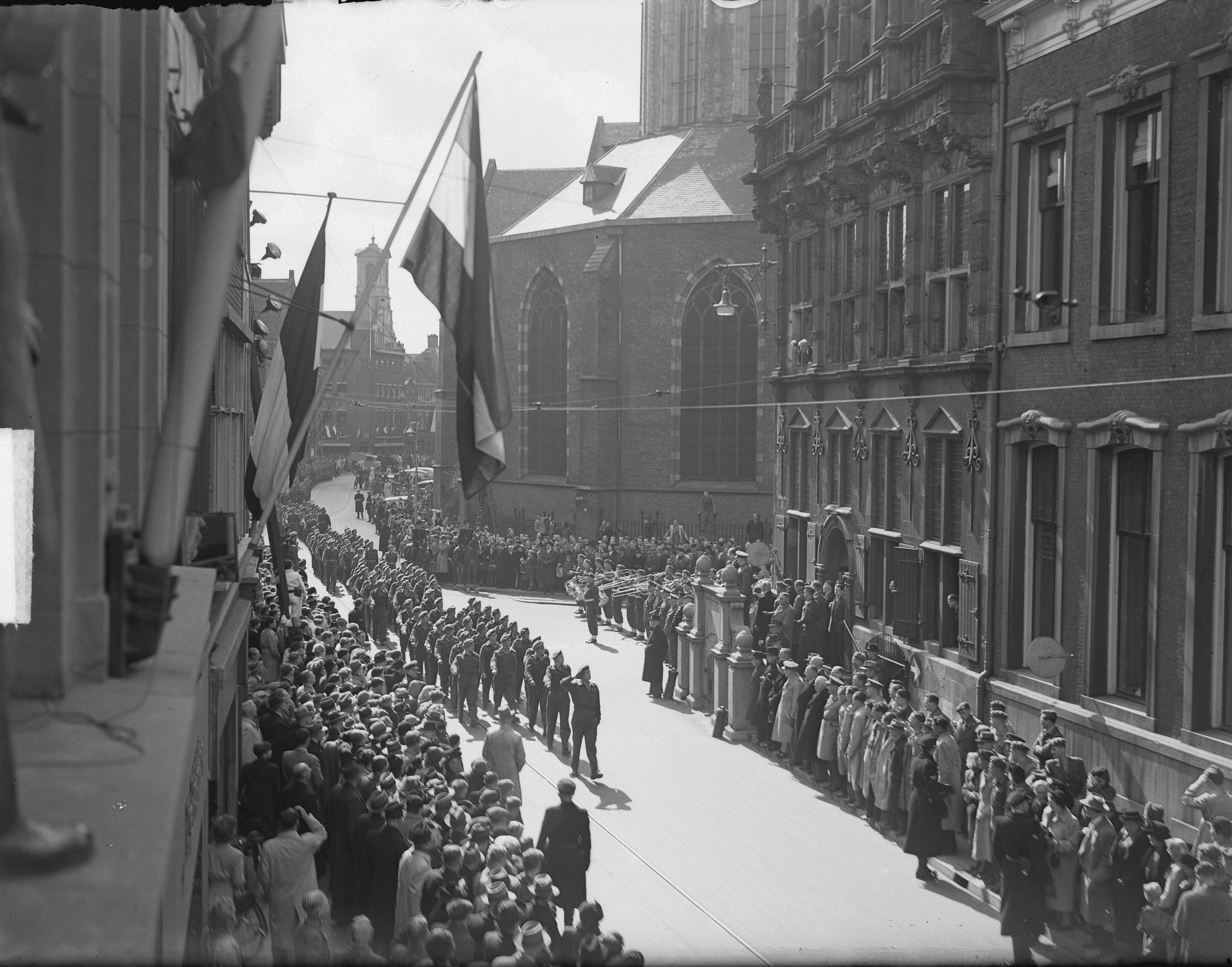 Fotocollectie Anefo — Ontvangst van het 4e bataljon Garderegiment Jagers op het stadhuis van Den Haag aan de Groenmarkt — Foto: Nijs, Jac. de / Anefo. Licentie: Set B: Rechtenvrij / Publiek Domein. Bron: Nationaal Archief. http://hdl.handle.net/10648/a8d6fcd0-d0b4-102d-bcf8-003048976d84