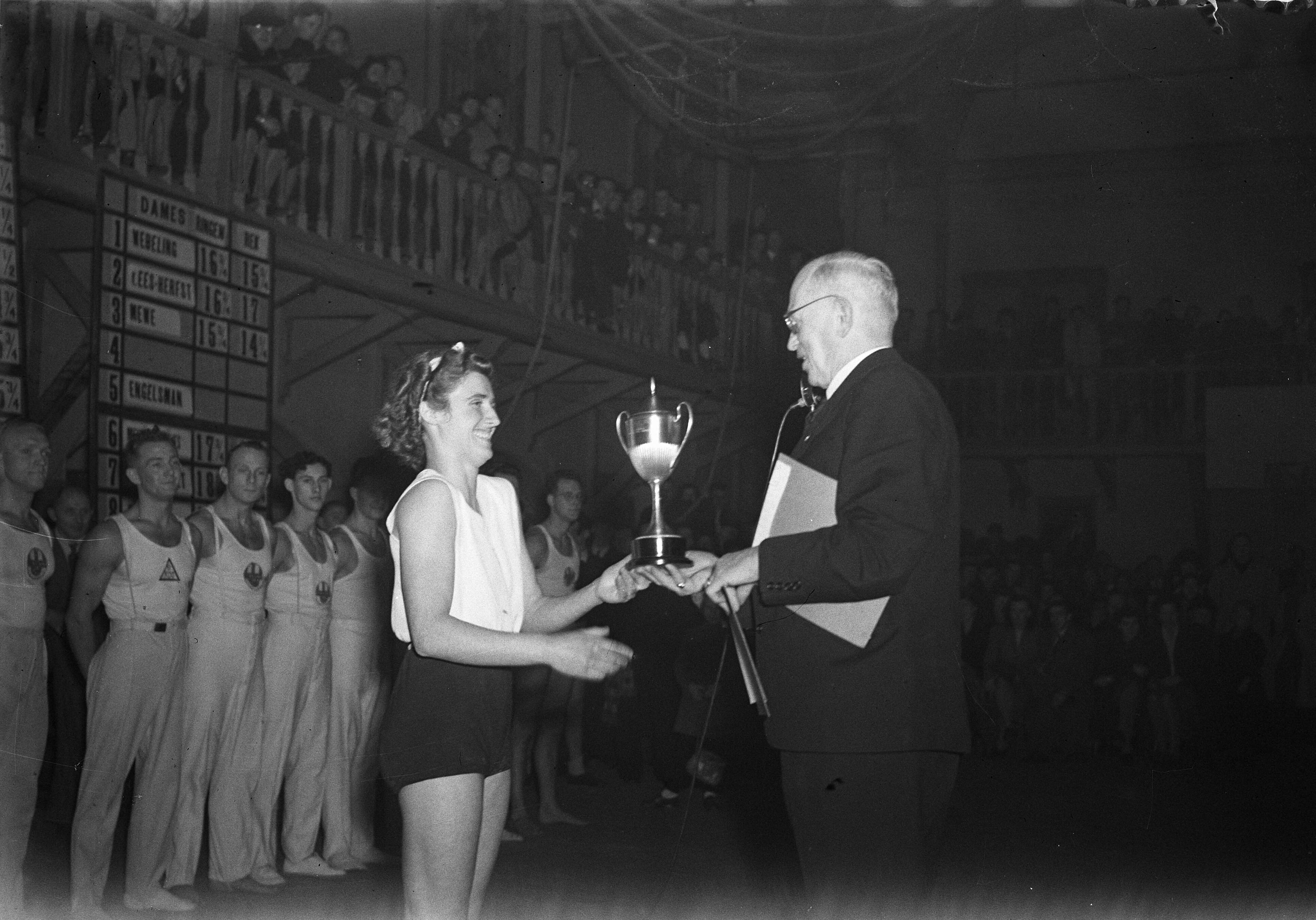 Fotocollectie Anefo — "Steenwedstrijden" van de Amsterdamse Turnbond in de Turnhal te Amsterdam. Mevrouw G.J. Heil-Bonnet (DOC) ontvangt beker — Foto: Sagers, Harry / Anefo. Licentie: Set B: Rechtenvrij / Publiek Domein. Bron: Nationaal Archief. http://hdl.handle.net/10648/a8b118da-d0b4-102d-bcf8-003048976d84