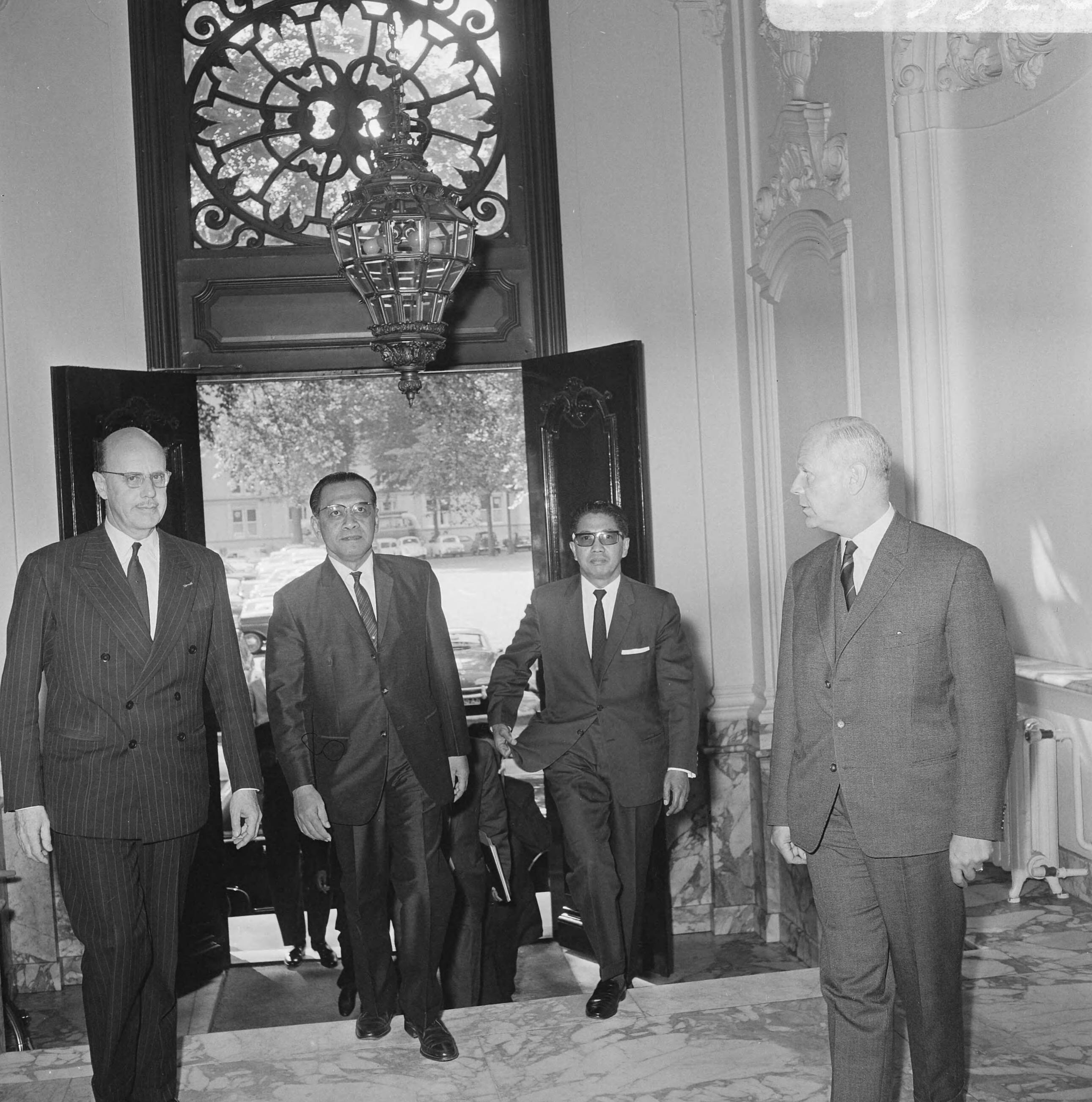 Nederland-Indonesië besprekingen te Den Haag — Minister A.Vondeling, Sultan Hamengkubuwana IX (minister van Economische Zaken van Indonesië) bij aanvang van de vergadering — Foto: Voets, Jan / Anefo. Licentie: Set B: Rechtenvrij / Publiek Domein. Bron: Nationaal Archief. http://hdl.handle.net/10648/aafb696a-d0b4-102d-bcf8-003048976d84