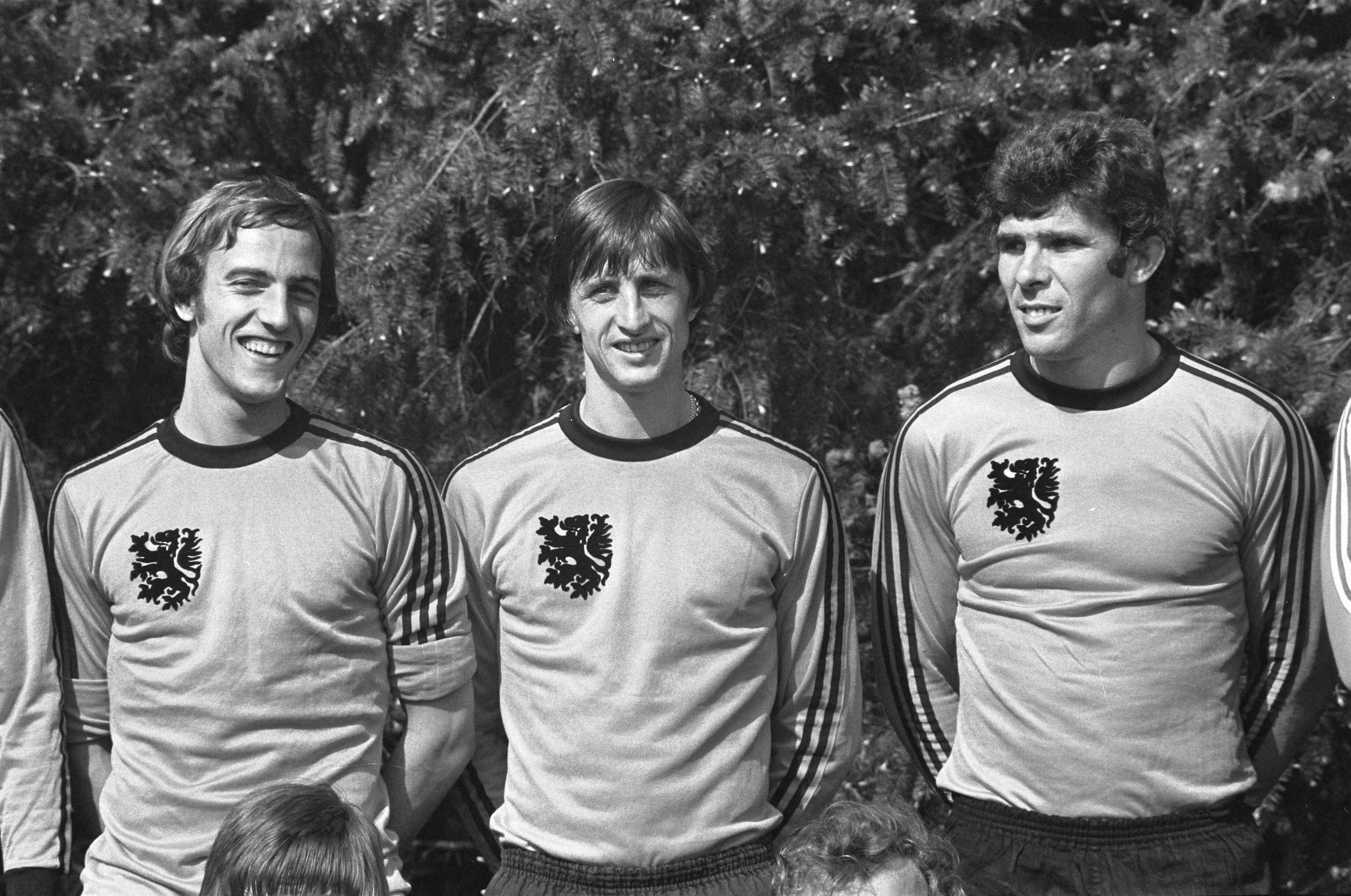 Fotocollectie Anefo — Training Nederlands elftal in Zeist, van links naar recht Neeskens, Cruijff en Van Hanegem — Foto: Peters, Hans / Anefo. Licentie: Set B: Rechtenvrij / Publiek Domein. Bron: Nationaal Archief. http://hdl.handle.net/10648/ac83f374-d0b4-102d-bcf8-003048976d84