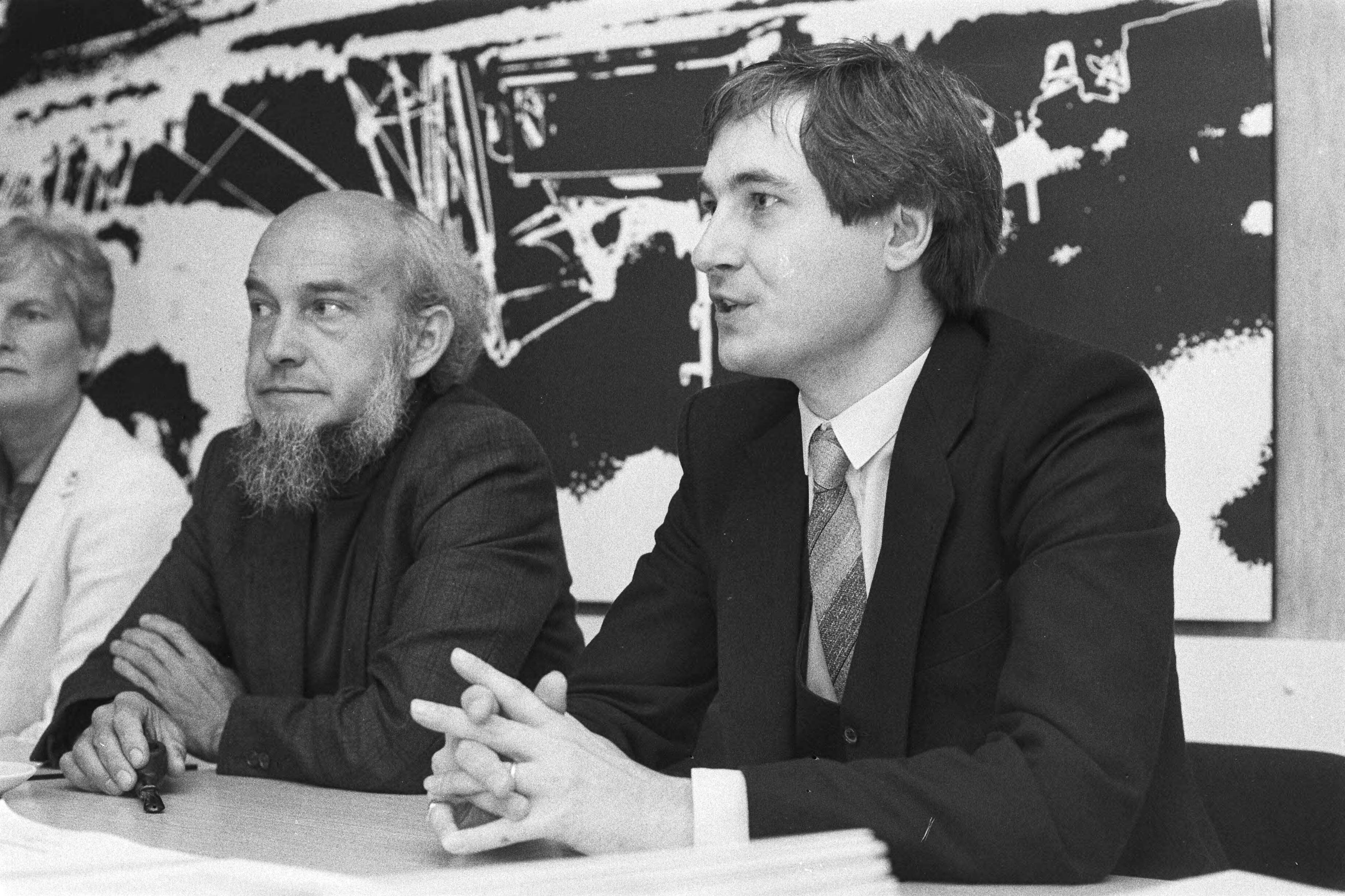 Fotocollectie Anefo — Nationale Geestelijke Raad Bakais biedt petitie aan, J. N. Scholten (comm. BZ) in Den Haag ; Fienieg (l) en Den Tex (Bakais) — Foto: Croes, Rob C. / Anefo. Licentie: Set B: Rechtenvrij / Publiek Domein. Bron: Nationaal Archief. http://hdl.handle.net/10648/ad1d2cb0-d0b4-102d-bcf8-003048976d84