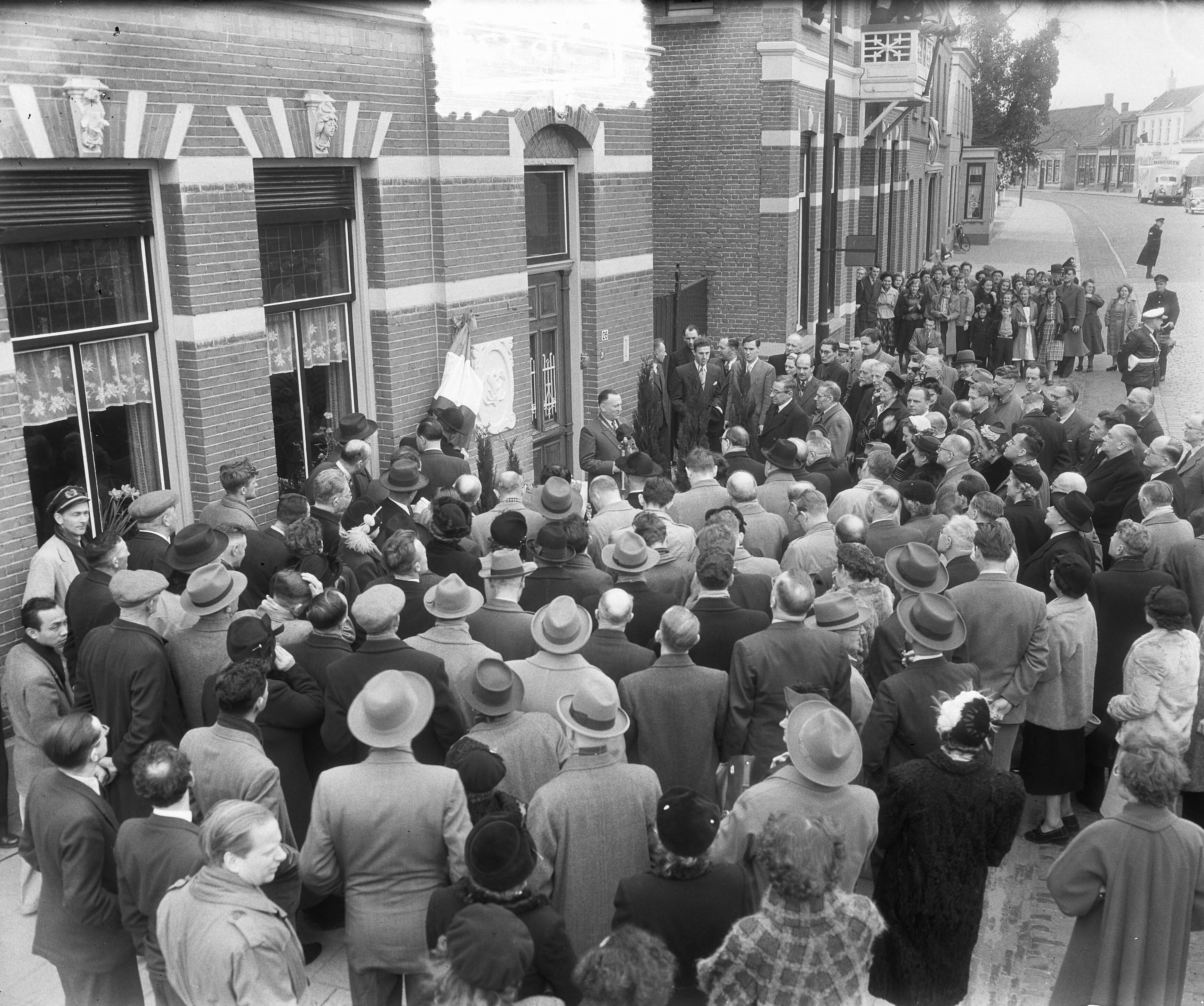 Fotocollectie Anefo — Zundert. Commissaris der Koningin prof. dr. De Quay onthult gedenksteen Vincent van Gogh aan de Ned. Herv. pastorie — Foto: Pot, Harry / Anefo. Licentie: Set B: Rechtenvrij / Publiek Domein. Bron: Nationaal Archief. http://hdl.handle.net/10648/a9096878-d0b4-102d-bcf8-003048976d84