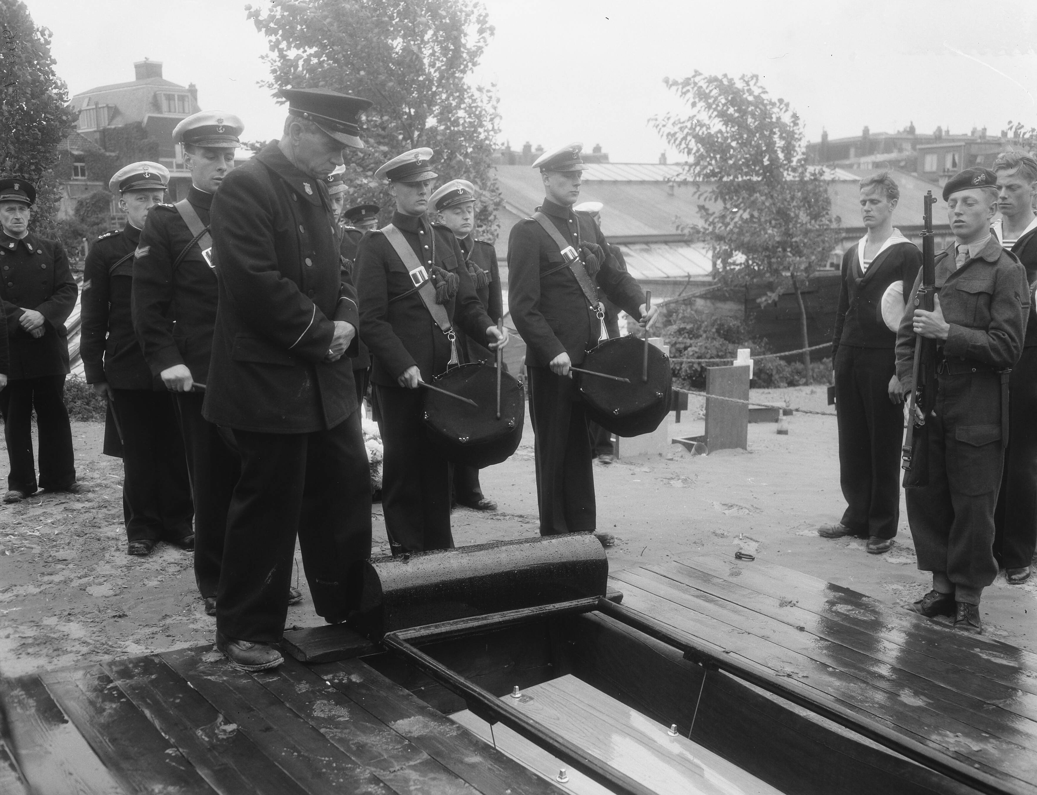Fotocollectie Anefo — Marinebegrafenis van (...) de Wilde te Den Haag — Foto: Duinen, G.W. van / Anefo. Licentie: Set B: Rechtenvrij / Publiek Domein. Bron: Nationaal Archief. http://hdl.handle.net/10648/a92990da-d0b4-102d-bcf8-003048976d84
