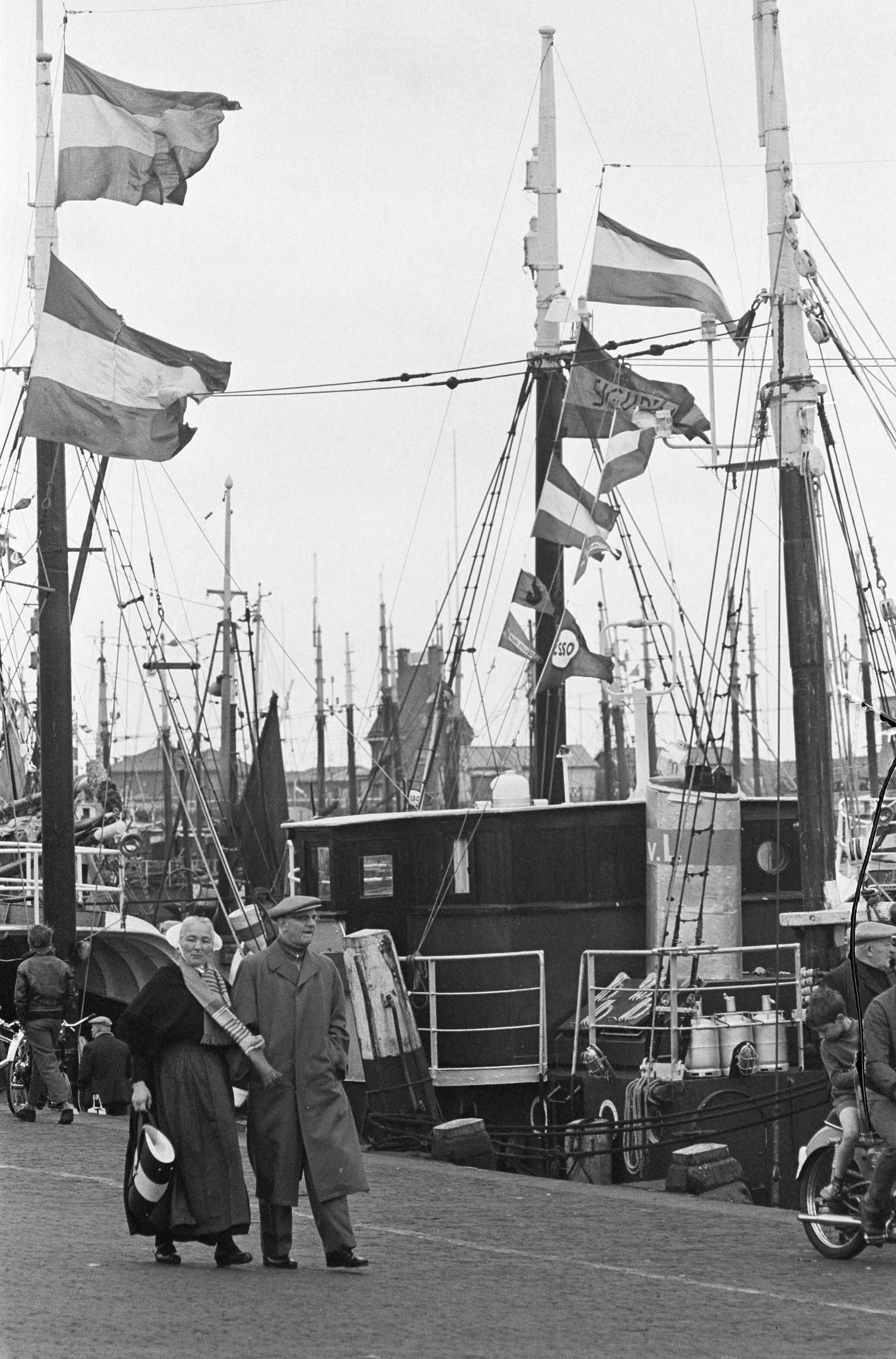 Fotocollectie Anefo — Vlaggetjesdag in Scheveningen — Foto: Koch, Eric / Anefo. Licentie: Set B: Rechtenvrij / Publiek Domein. Bron: Nationaal Archief. http://hdl.handle.net/10648/aa092060-d0b4-102d-bcf8-003048976d84