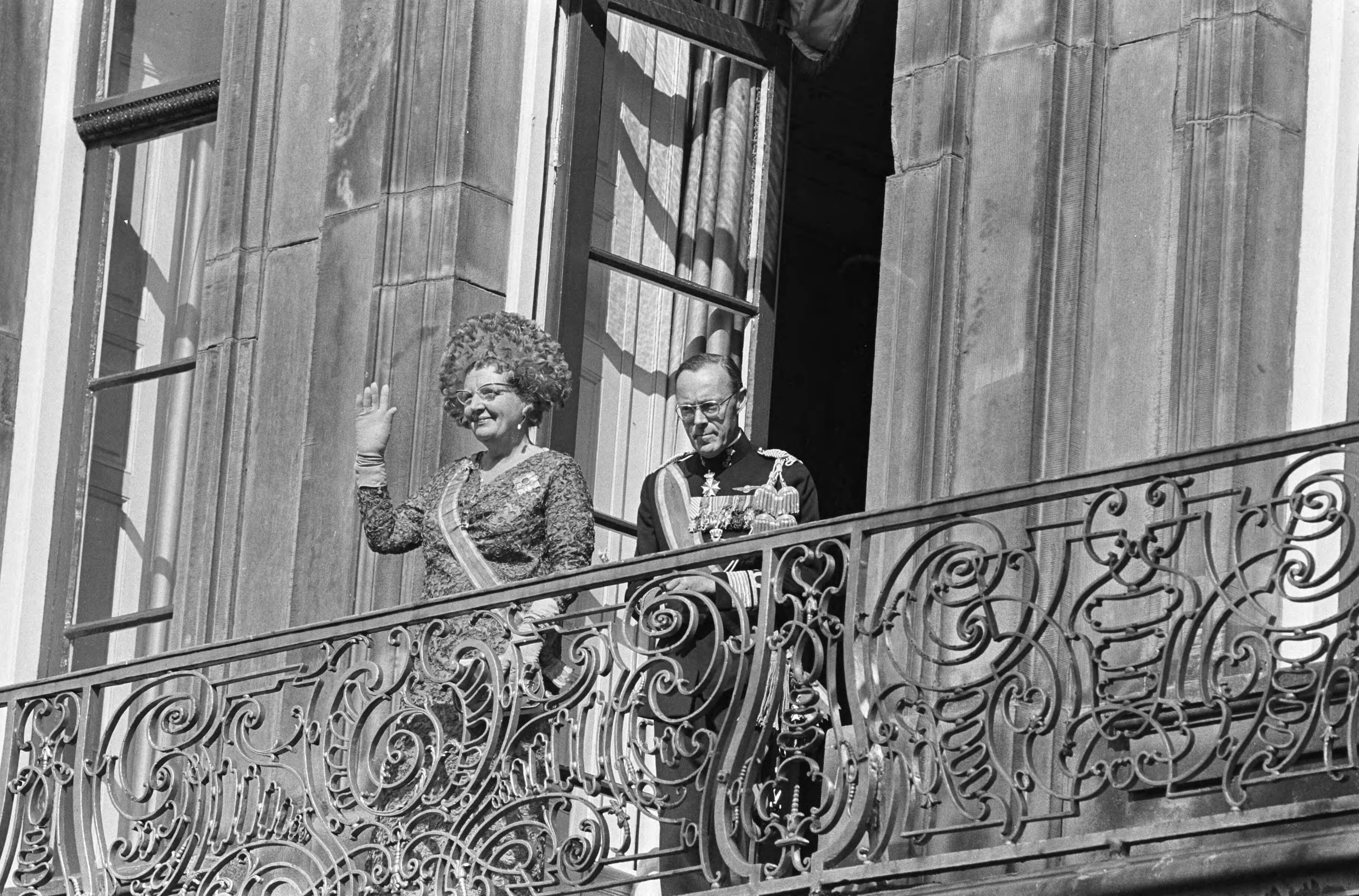 Prinsjesdag 1966 in Den Haag — Koningin Juliana en prins Bernhard op het balkon van Paleis Lange Voorhout — Foto: Fotograaf Onbekend / Anefo. Licentie: Set B: Rechtenvrij / Publiek Domein. Bron: Nationaal Archief. http://hdl.handle.net/10648/aafd3b0a-d0b4-102d-bcf8-003048976d84