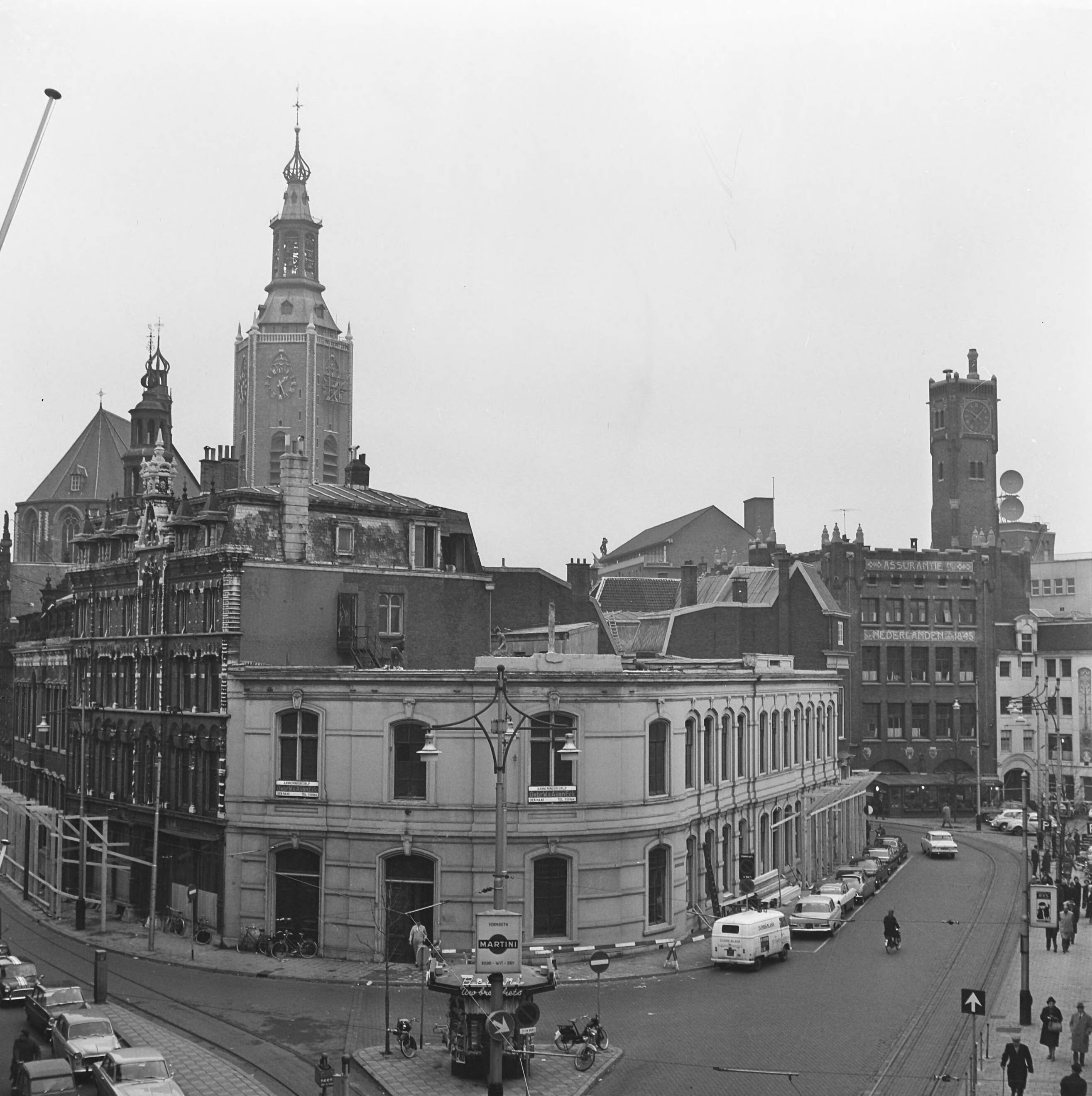 Fotocollectie Anefo — Den Haag krijgt nieuw hart, rond het oud stadhuis, begonnen met afbreken gebouwen — Foto: Koch, Eric / Anefo. Licentie: Set B: Rechtenvrij / Publiek Domein. Bron: Nationaal Archief. http://hdl.handle.net/10648/aa83b8ca-d0b4-102d-bcf8-003048976d84