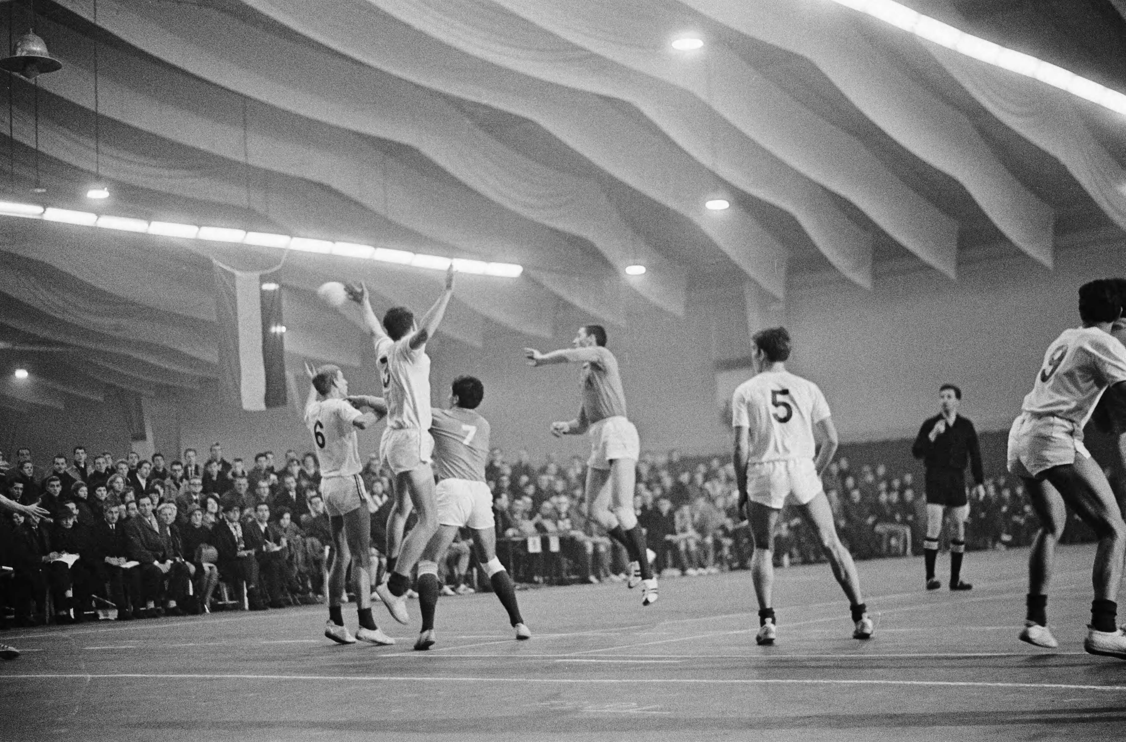 Fotocollectie Anefo — Zaalhandbal Nederland tegen Frankrijk (12-14) te Den Haag. Spelmoment, Nederlandse aanval — Foto: Gelderen, Hugo van / Anefo. Licentie: Set B: Rechtenvrij / Publiek Domein. Bron: Nationaal Archief. http://hdl.handle.net/10648/aa91a4e4-d0b4-102d-bcf8-003048976d84