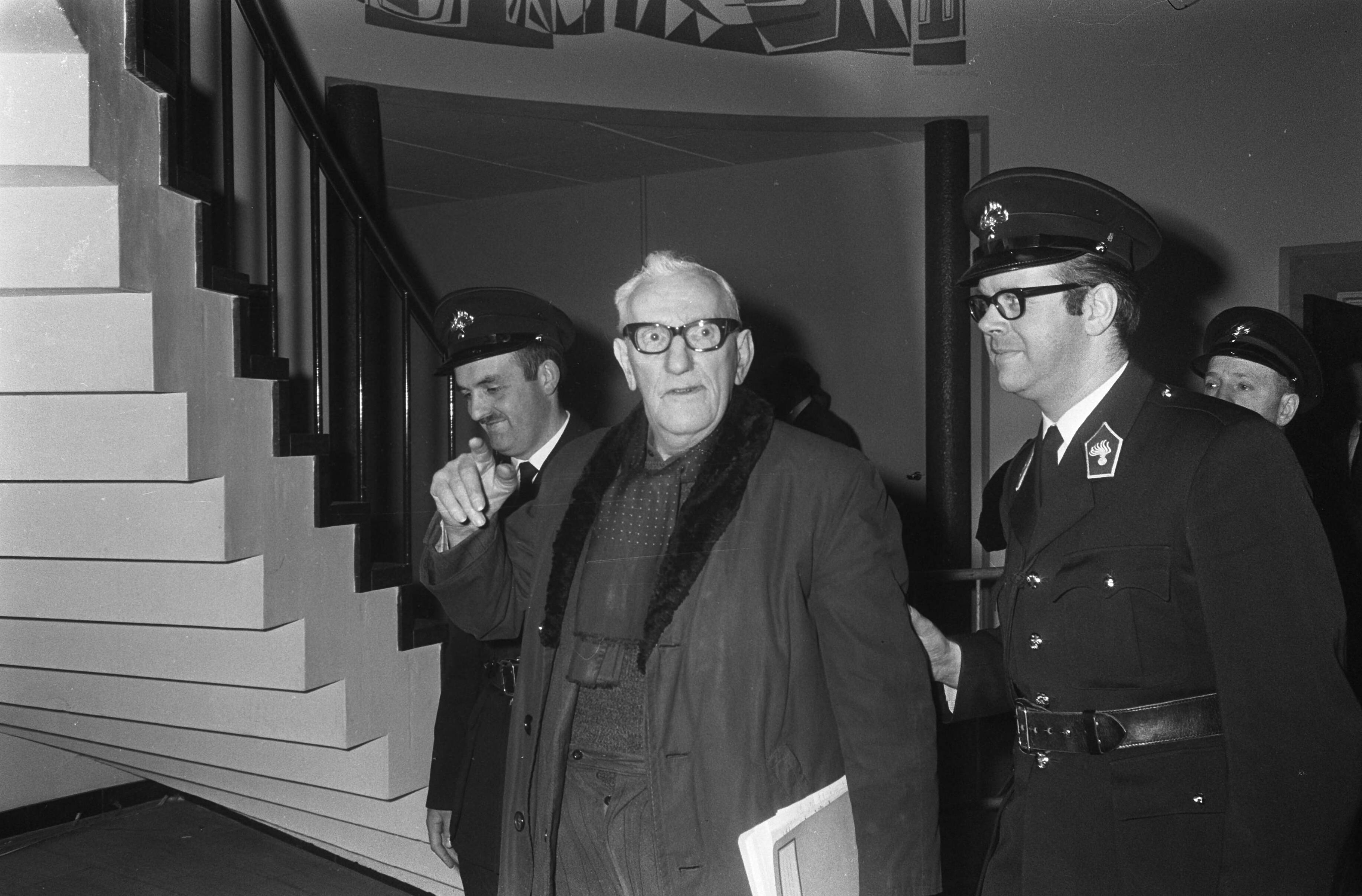 Fotocollectie Anefo — Proces Hans van Z. te Utrecht Oude Nol verlaat opgewekt de rechtzaal — Foto: Koch, Eric / Anefo. Licentie: Set B: Rechtenvrij / Publiek Domein. Bron: Nationaal Archief. http://hdl.handle.net/10648/ab5fa7ae-d0b4-102d-bcf8-003048976d84