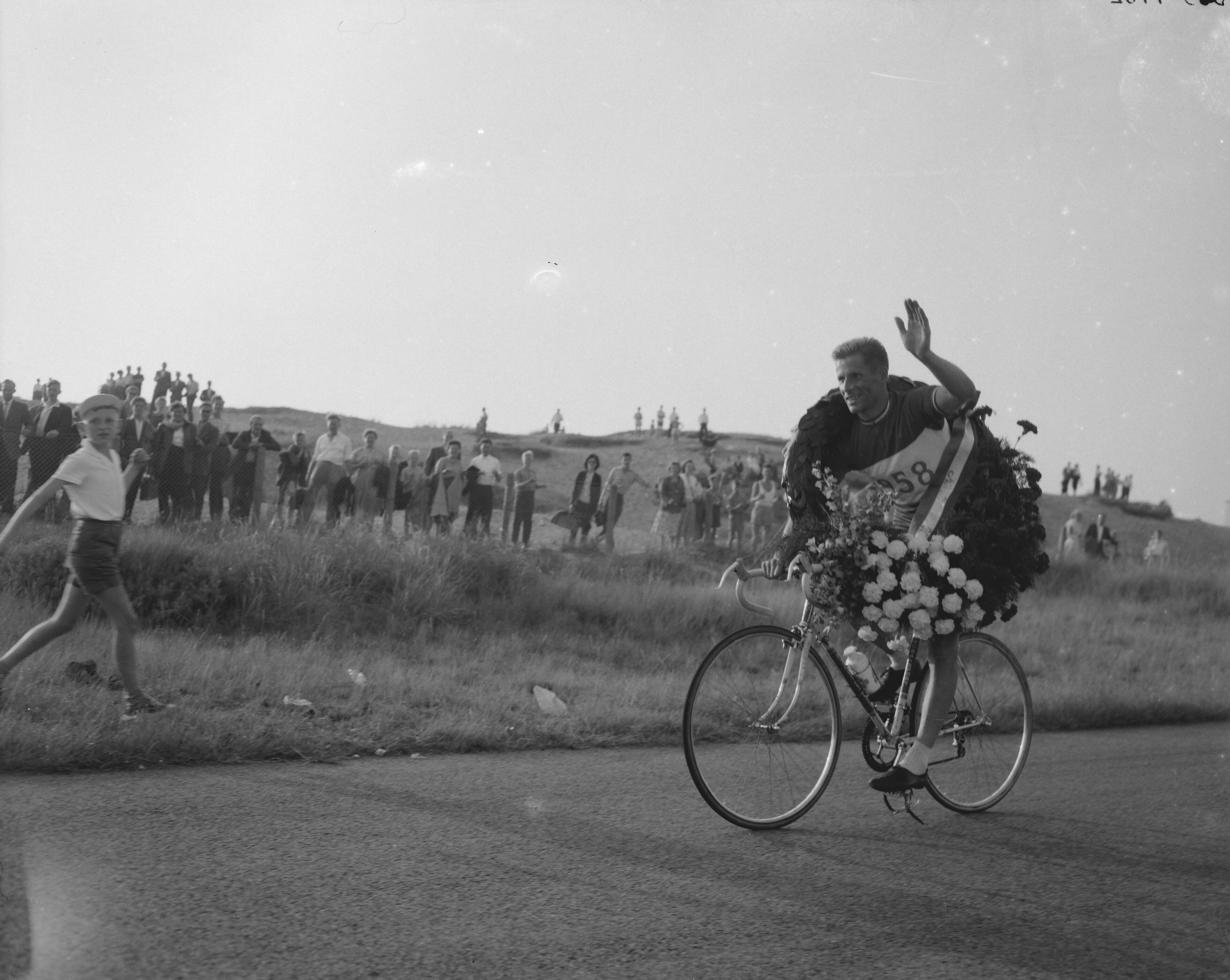 Fotocollectie Anefo — Derde en laatste rit op het circuit van Zandvoort om het kampioenschap van Nederlandse profs op de weg. Kampioen van Nederland Jef Lahaye tijdens zijn ereronde — Foto: Behrens, Herbert F. / Anefo. Licentie: Set B: Rechtenvrij / Publiek Domein. Bron: Nationaal Archief. http://hdl.handle.net/10648/a9824248-d0b4-102d-bcf8-003048976d84