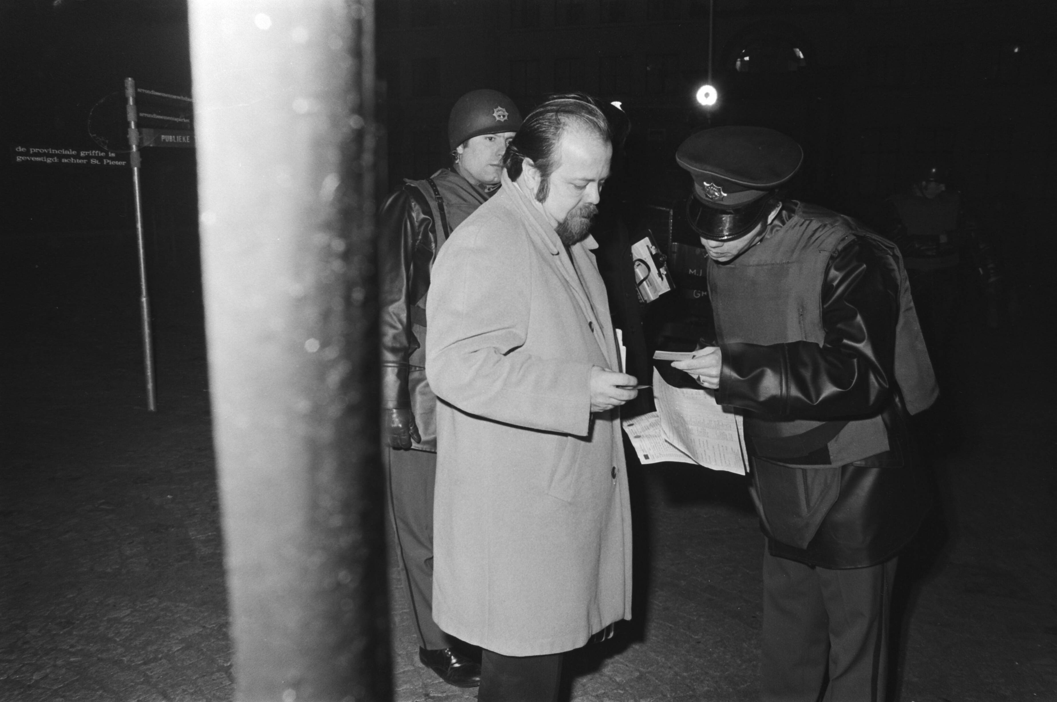 Fotocollectie Anefo — Proces tegen RAF-lid Kurt Folkerts in Utrecht; pasjescontrole door politie bij gerechtsgebouw — Foto: Peters, Hans / Anefo. Licentie: Set B: Rechtenvrij / Publiek Domein. Bron: Nationaal Archief. http://hdl.handle.net/10648/aca7b8c2-d0b4-102d-bcf8-003048976d84