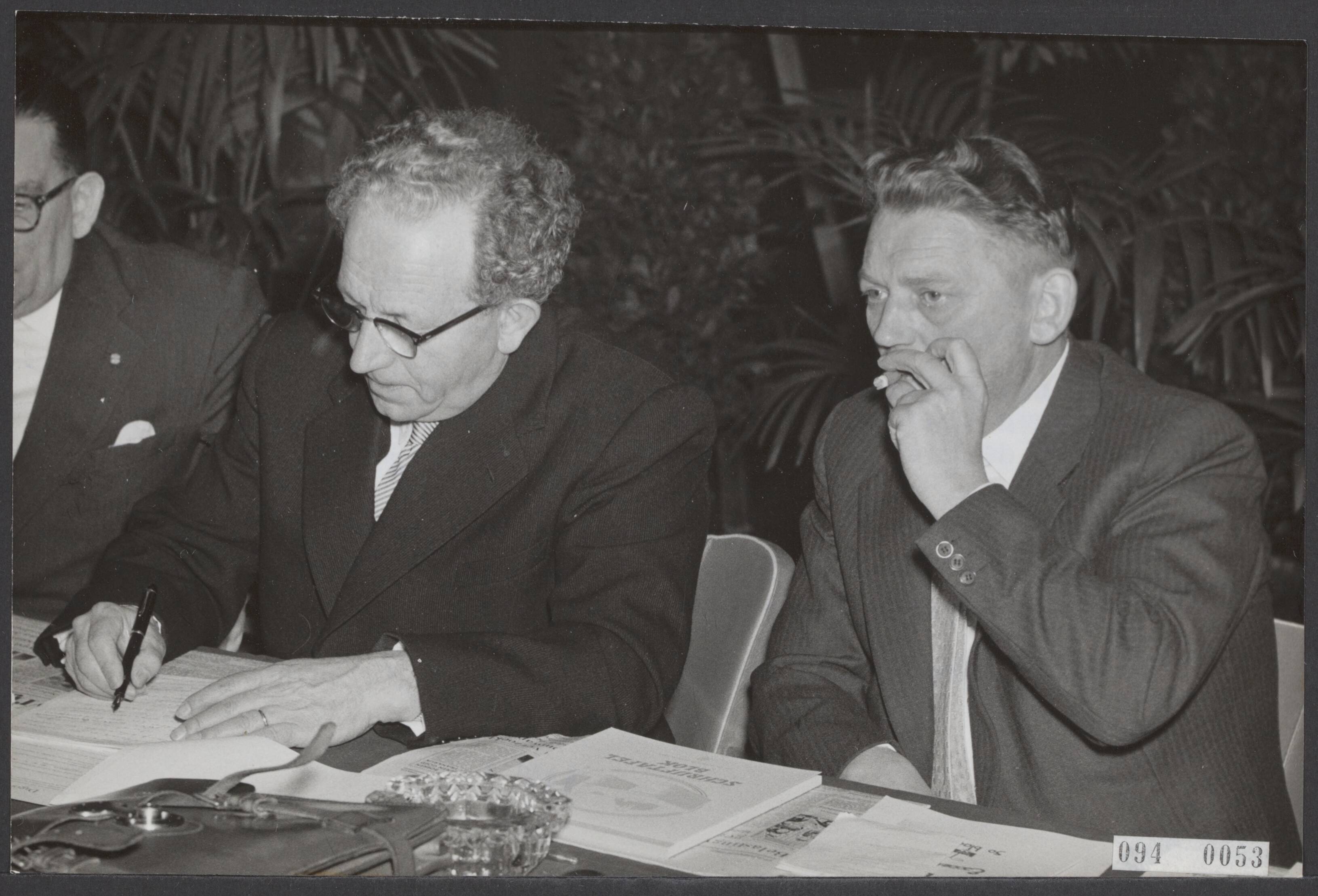 Fotocollectie Elsevier Binnenland — Op het buitengewone congres van het N.V.V. te Scheveningen trad H. Oosterhuis (links) af als voorzitter en werd C.W. van Wingerden (rechts) als voorzitter gekozen — Foto: Fotograaf Onbekend / Anefo. Licentie: Set B: Rechtenvrij / Publiek Domein. Bron: Nationaal Archief. http://hdl.handle.net/10648/ae2b67b6-d0b4-102d-bcf8-003048976d84