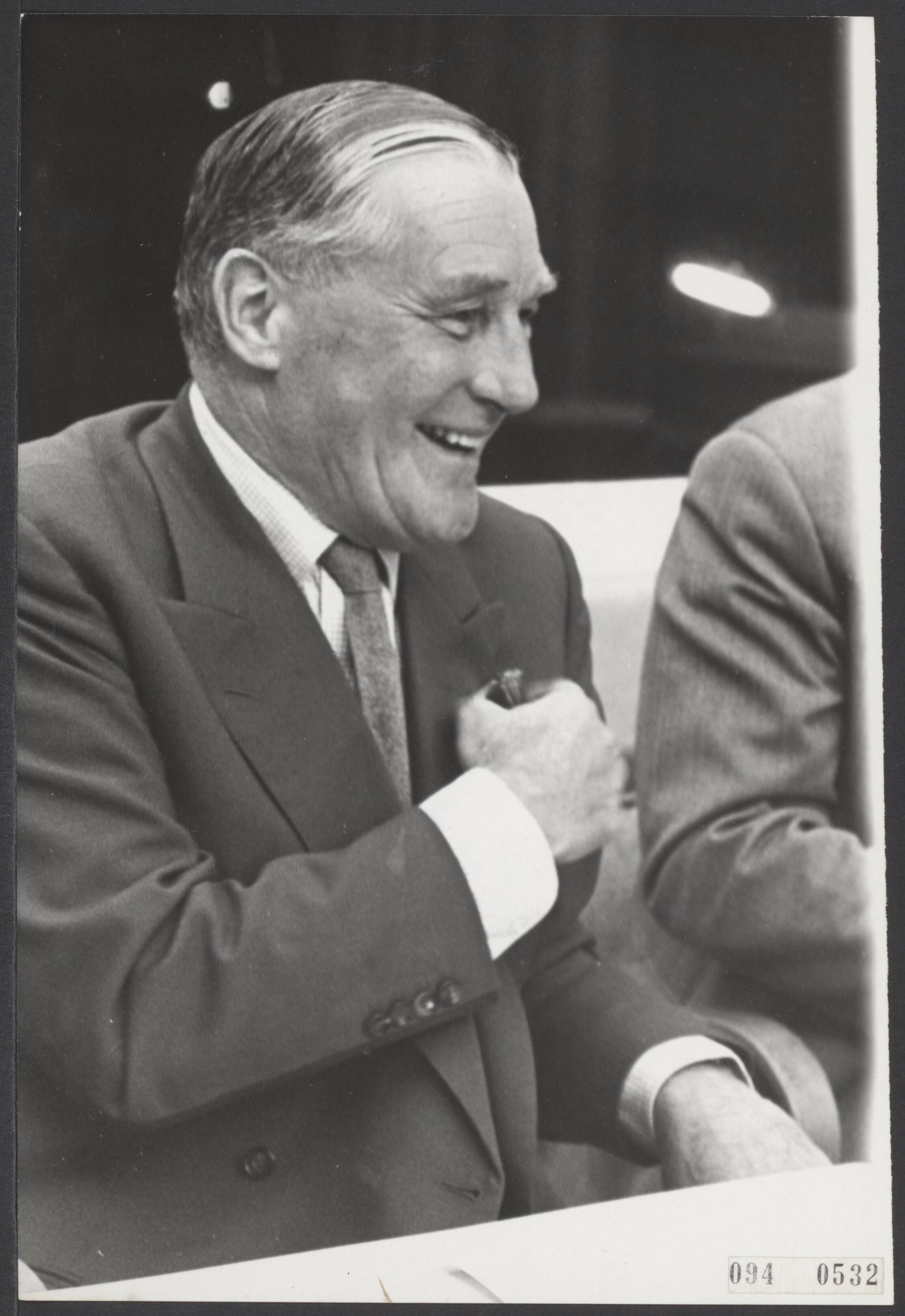 Fotocollectie Elsevier Binnenland — Persconferentie van L.H. Slotemaker, voorzitter van de AVRO, na afloop van de Algemene Bestuursvergadering. Hij deelde mede dat Siebe van der Zee weer in zijn functie was hersteld en alles was vergeven en vergeten — Foto: Kroon, Ron / Anefo. Licentie: Set B: Rechtenvrij / Publiek Domein. Bron: Nationaal Archief. http://hdl.handle.net/10648/ae2cc7dc-d0b4-102d-bcf8-003048976d84