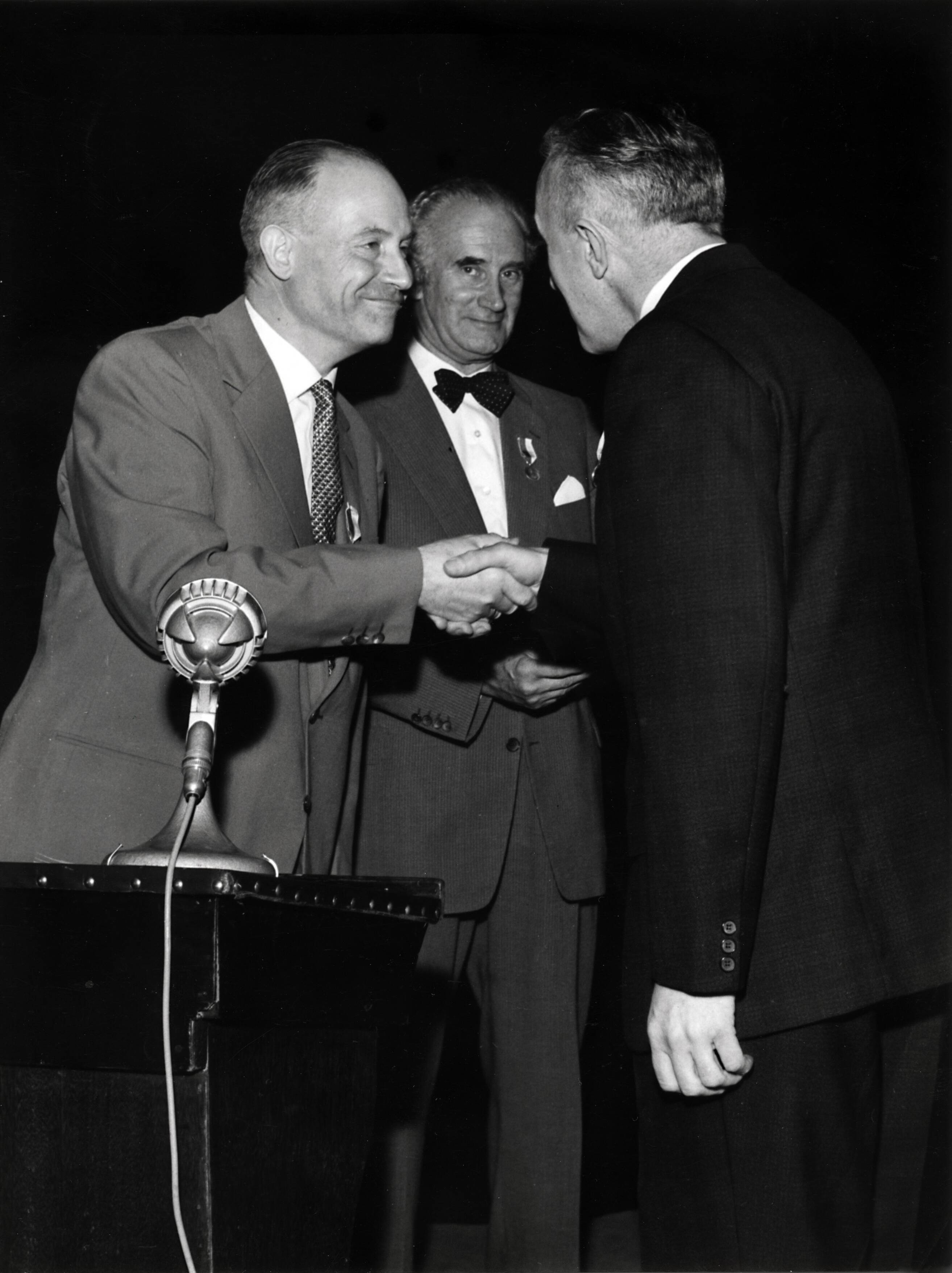 Collectie nader te bepalen — [50 jarig jubileum N.V. De Spaarnestad] [Feestavond in het Stadsschouwburg van Haarlem] [huldiging jubilarissen] — Foto: Fotograaf Onbekend / Fotobureau onbekend / Spaarnestad Photo (05887). Licentie: Set B: Rechtenvrij / Publiek Domein. Bron: Nationaal Archief. http://hdl.handle.net/10648/35429da6-3b04-a382-e063-6df0900a6686
