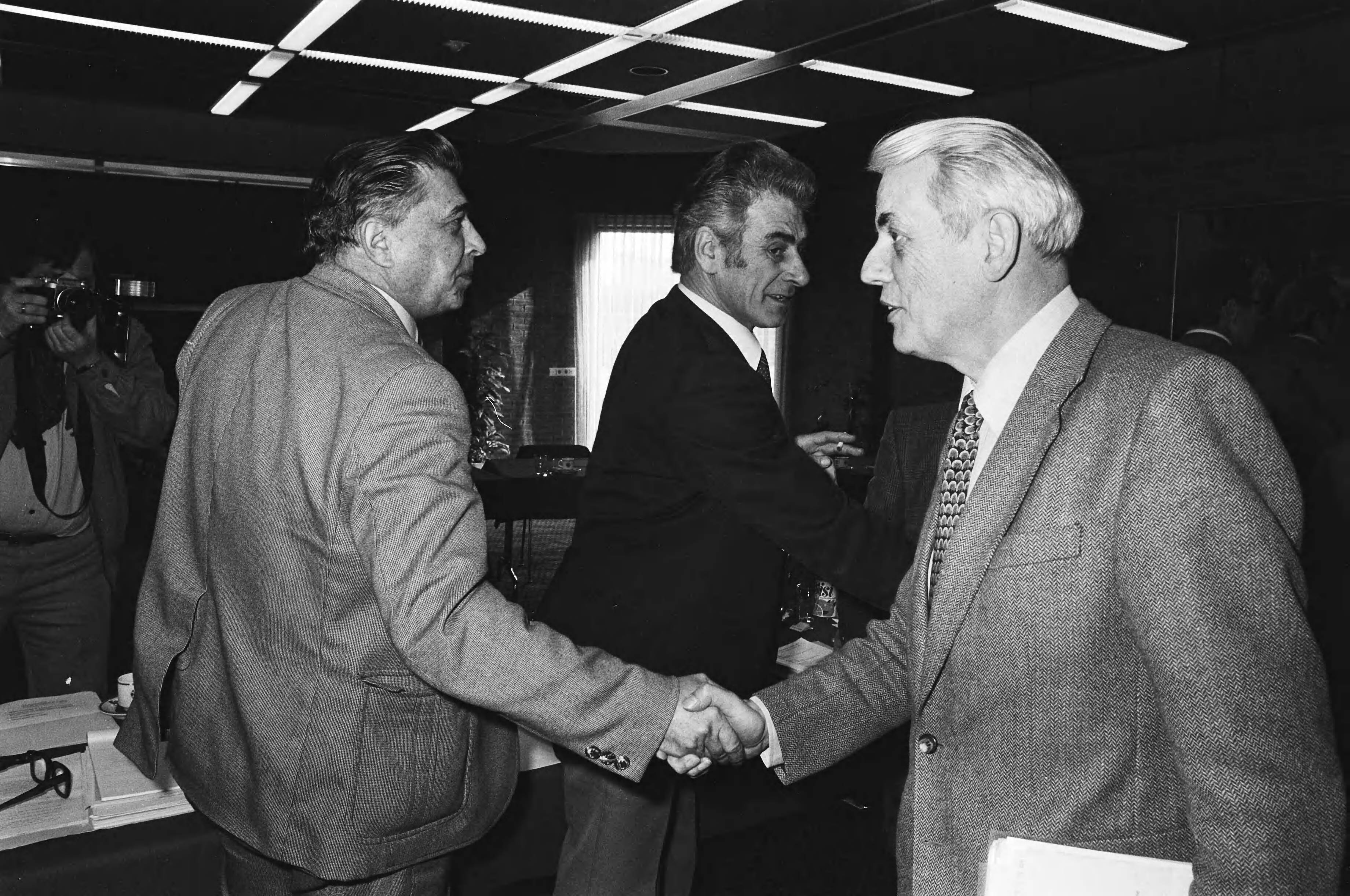 Fotocollectie Anefo — CAO overleg voor metaal te Zoetermeer; Wamsteeker (links) begroet Ter Hart — Foto: Suyk, Koen / Anefo. Licentie: Set B: Rechtenvrij / Publiek Domein. Bron: Nationaal Archief. http://hdl.handle.net/10648/acc7deb8-d0b4-102d-bcf8-003048976d84