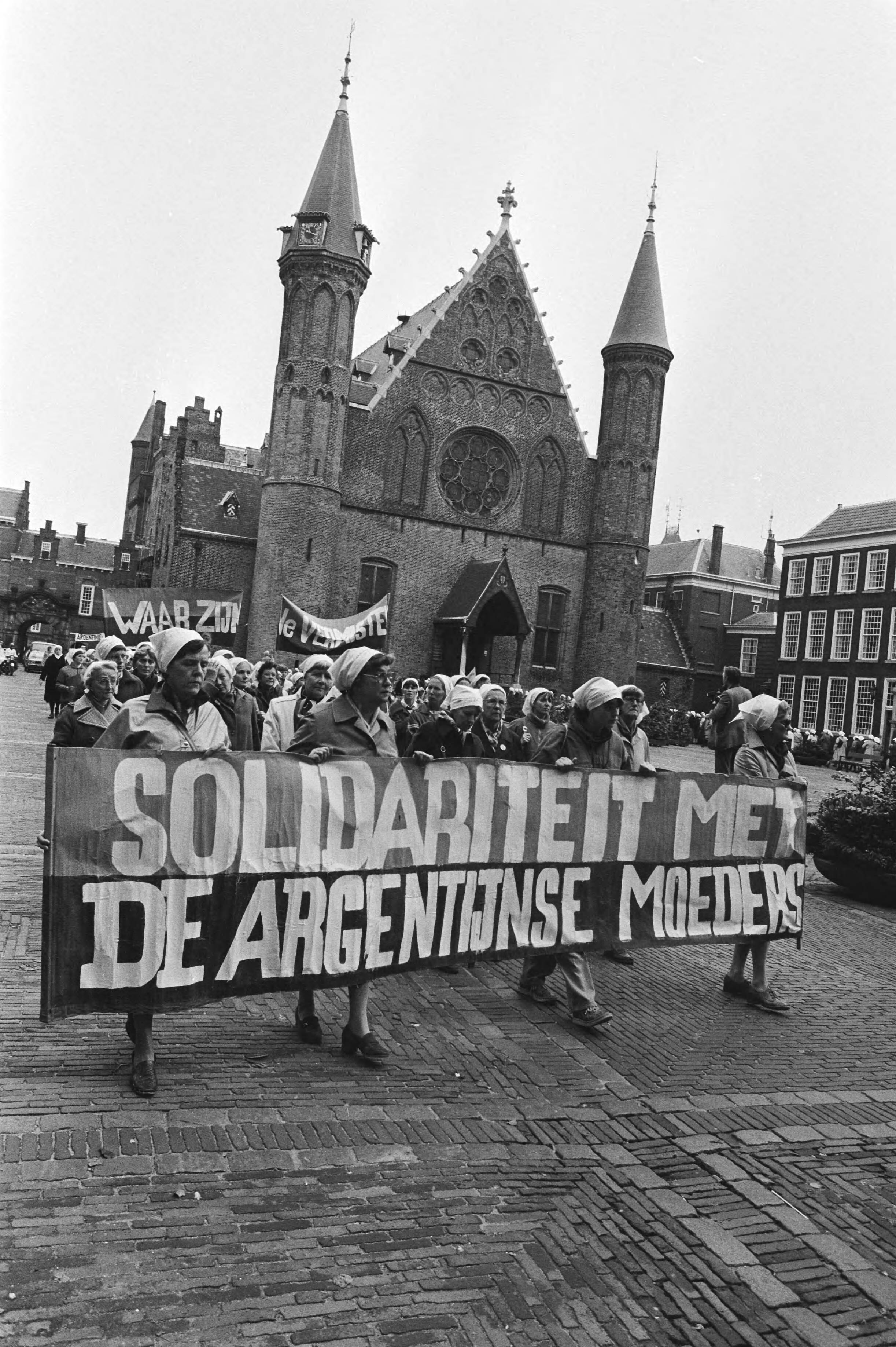 Demonstratie door vrouwen uit solidariteit met de "Dwaze Moeders" van Playa del Mayo in Den Haag — Demonstratie op het Binnenhof — Foto: Bogaerts, Rob / Anefo. Licentie: Set B: Rechtenvrij / Publiek Domein. Bron: Nationaal Archief. http://hdl.handle.net/10648/ad065d8c-d0b4-102d-bcf8-003048976d84