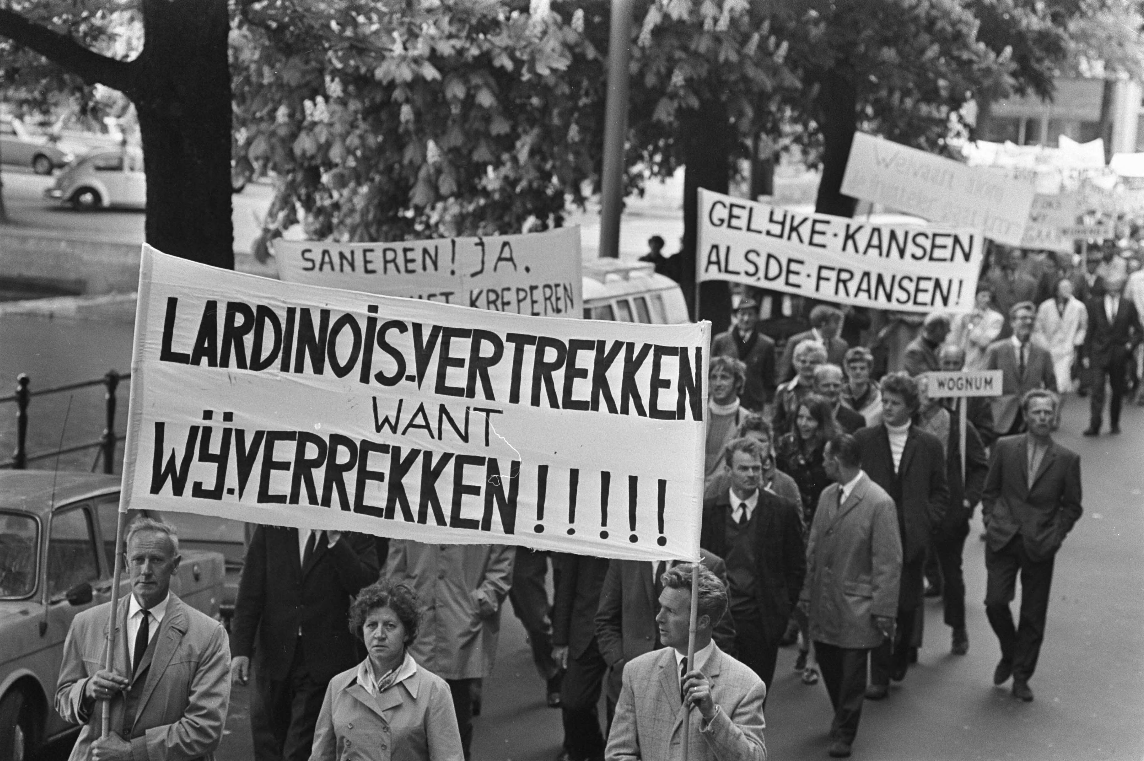 Fotocollectie Anefo — Fruittelers demonstreren in Den Haag; demonstranten onderweg naar Ministerie van Landbouw — Foto: Evers, Joost / Anefo. Licentie: Set B: Rechtenvrij / Publiek Domein. Bron: Nationaal Archief. http://hdl.handle.net/10648/ab9808f6-d0b4-102d-bcf8-003048976d84